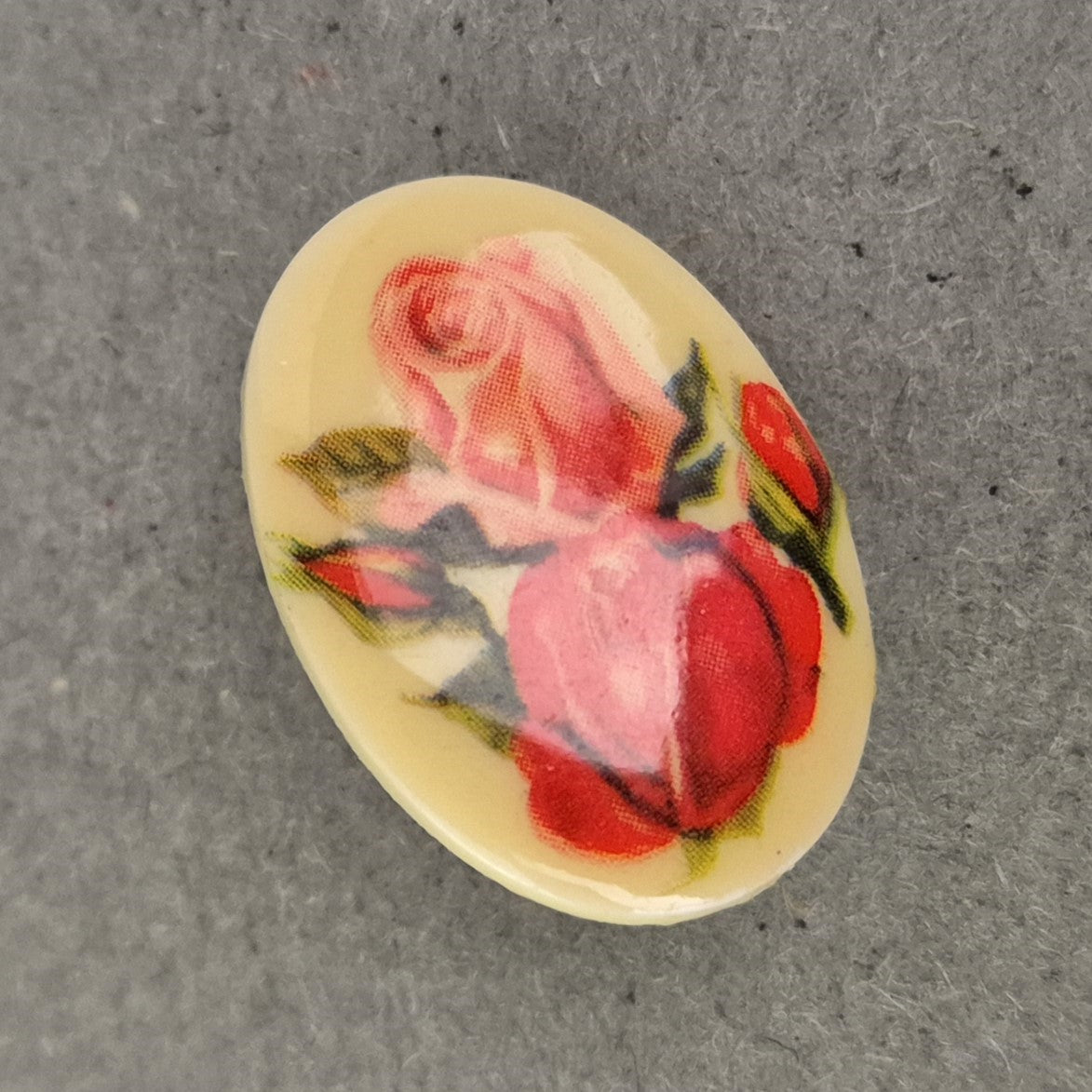 Romantische Rosen-Anstecknadel – Vintage-Charme auf Elfenbeinoptik