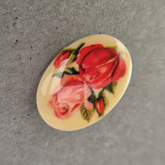 Romantische Rosen-Anstecknadel – Vintage-Charme auf Elfenbeinoptik