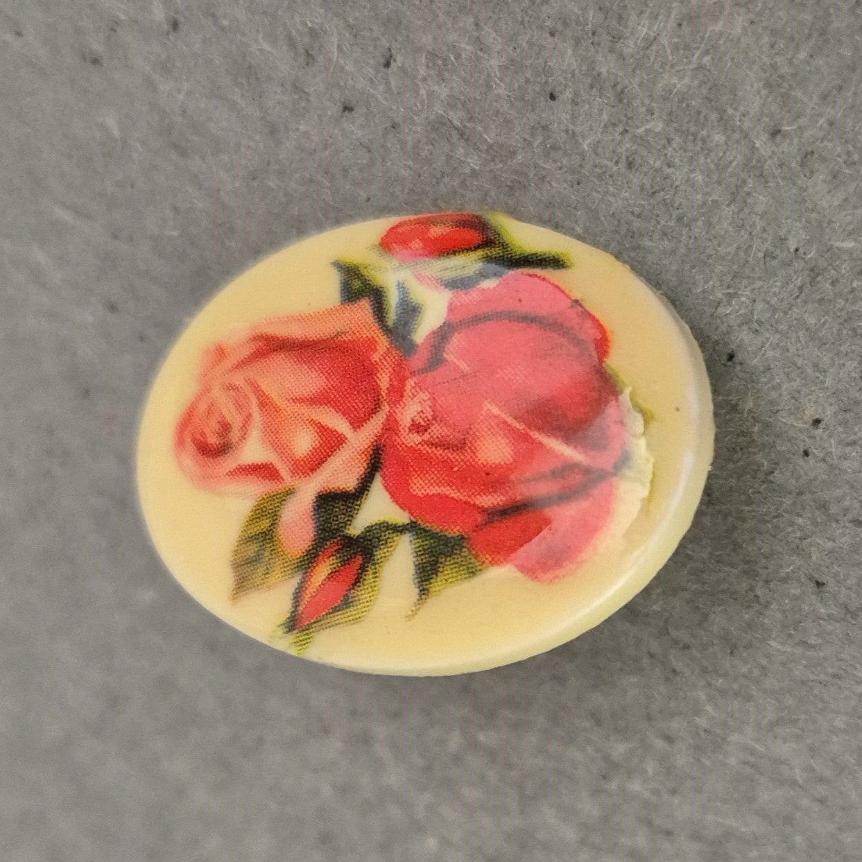 Romantische Rosen-Anstecknadel – Vintage-Charme auf Elfenbeinoptik