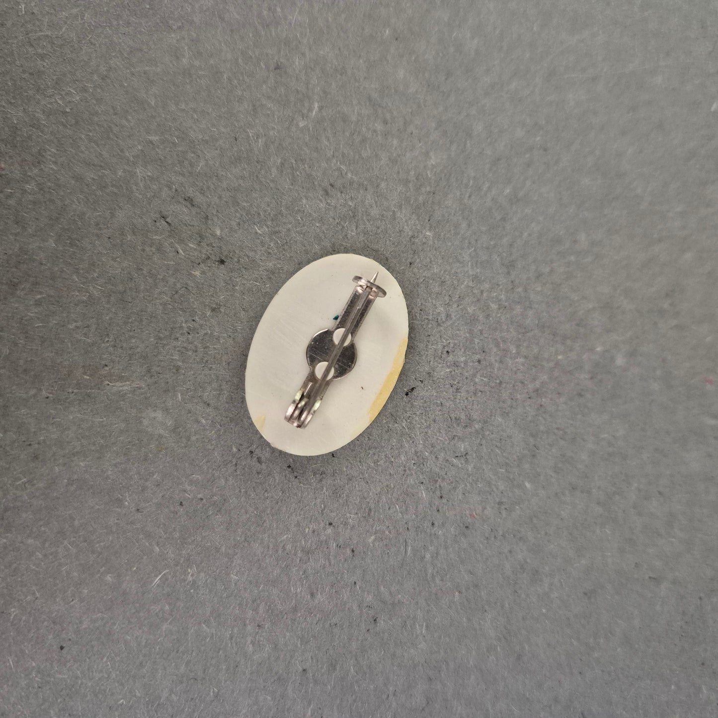 Romantische Rosen-Anstecknadel – Vintage-Charme auf Elfenbeinoptik