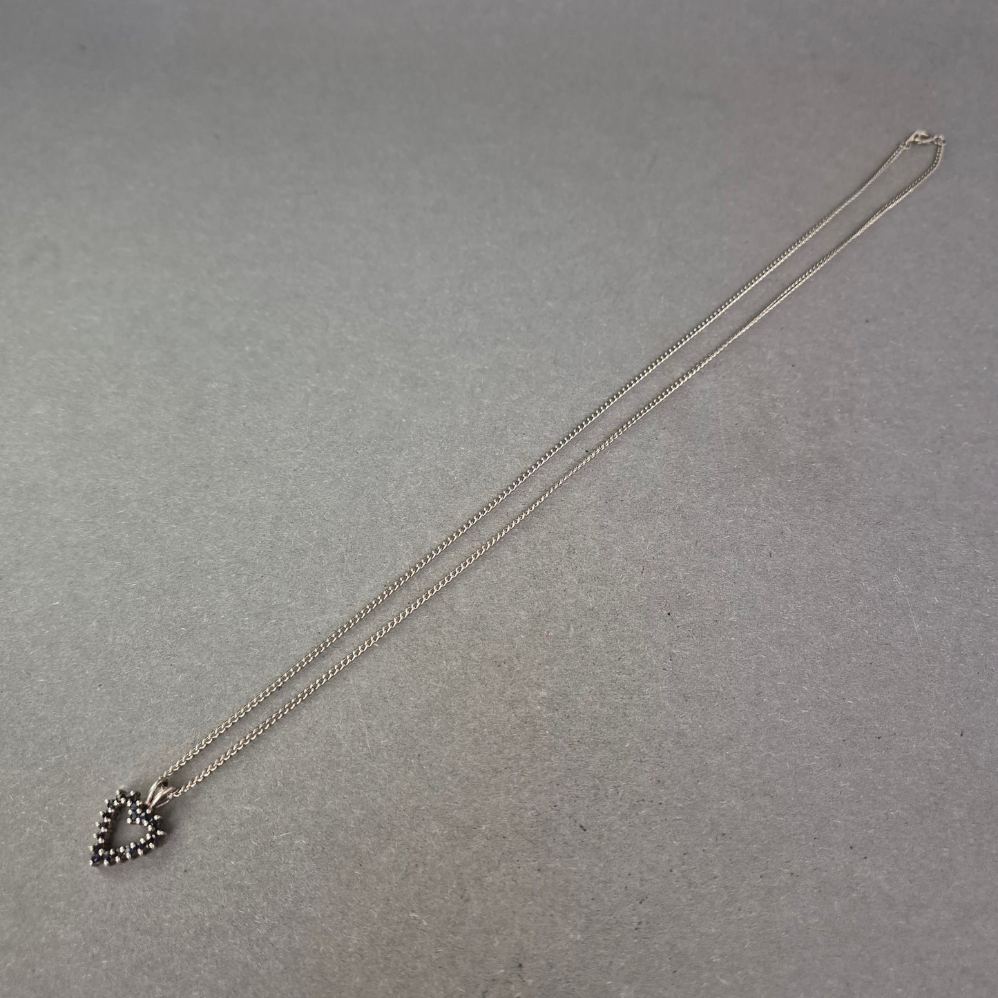 Herzkette aus Silber mit dunkelblauen Steinen – Elegant & zeitlos