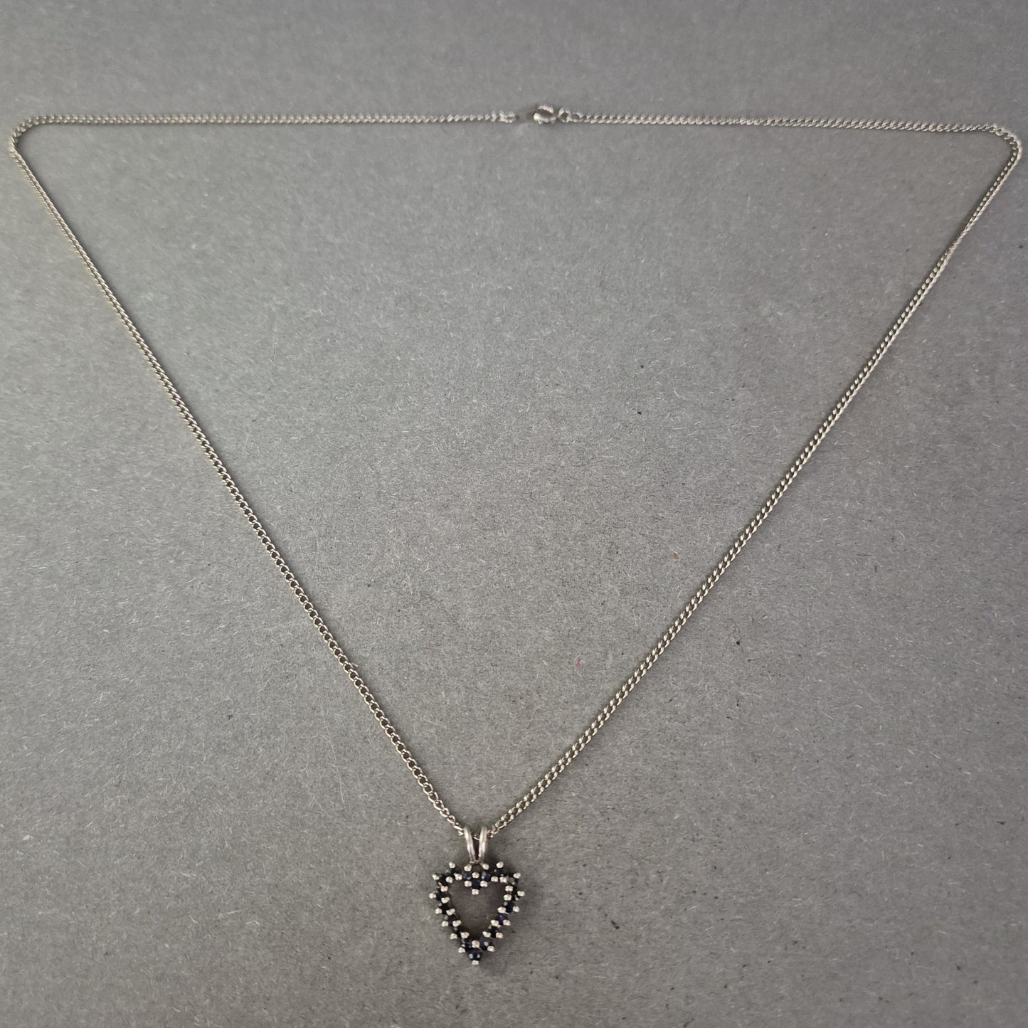 Herzkette aus Silber mit dunkelblauen Steinen – Elegant & zeitlos