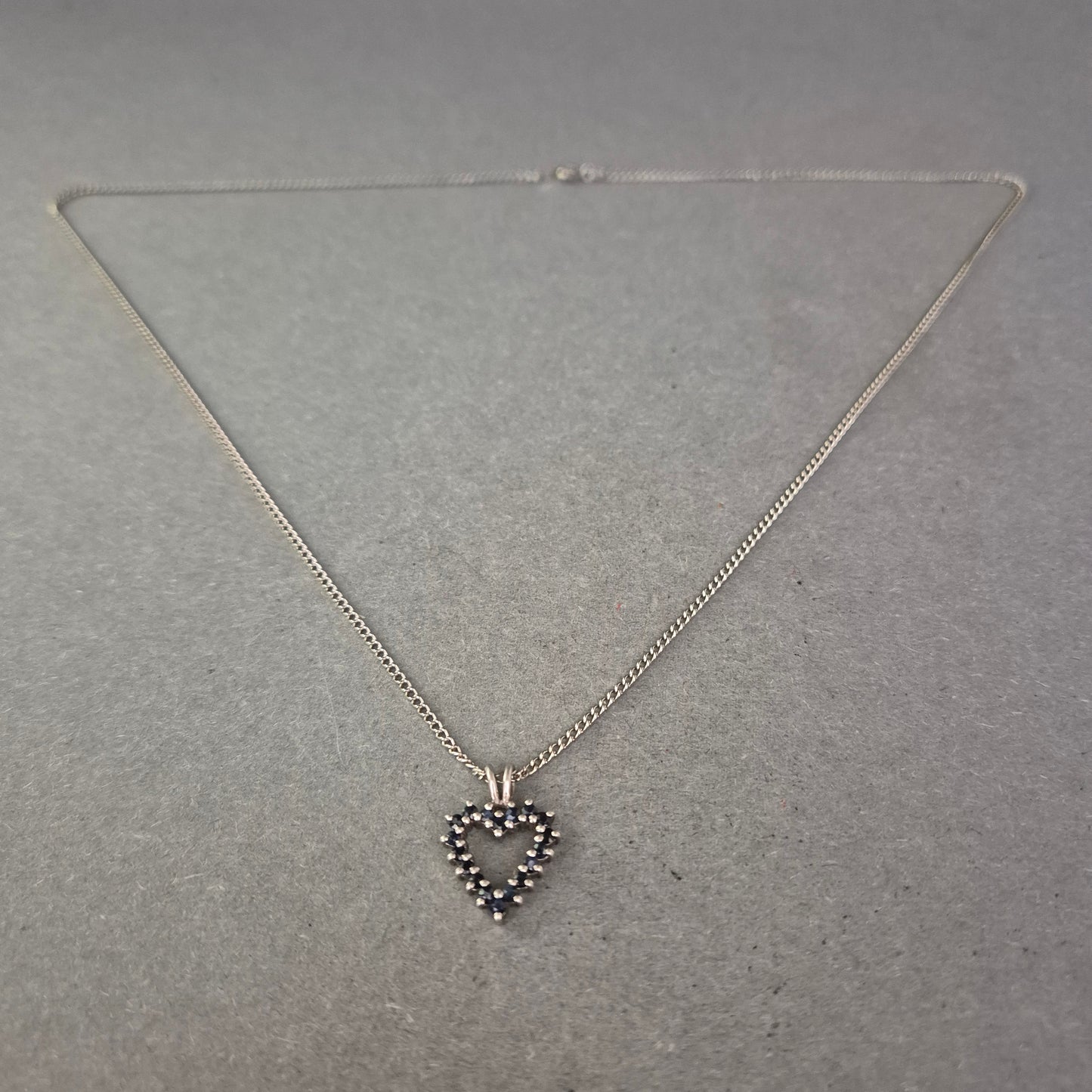 Herzkette aus Silber mit dunkelblauen Steinen – Elegant & zeitlos