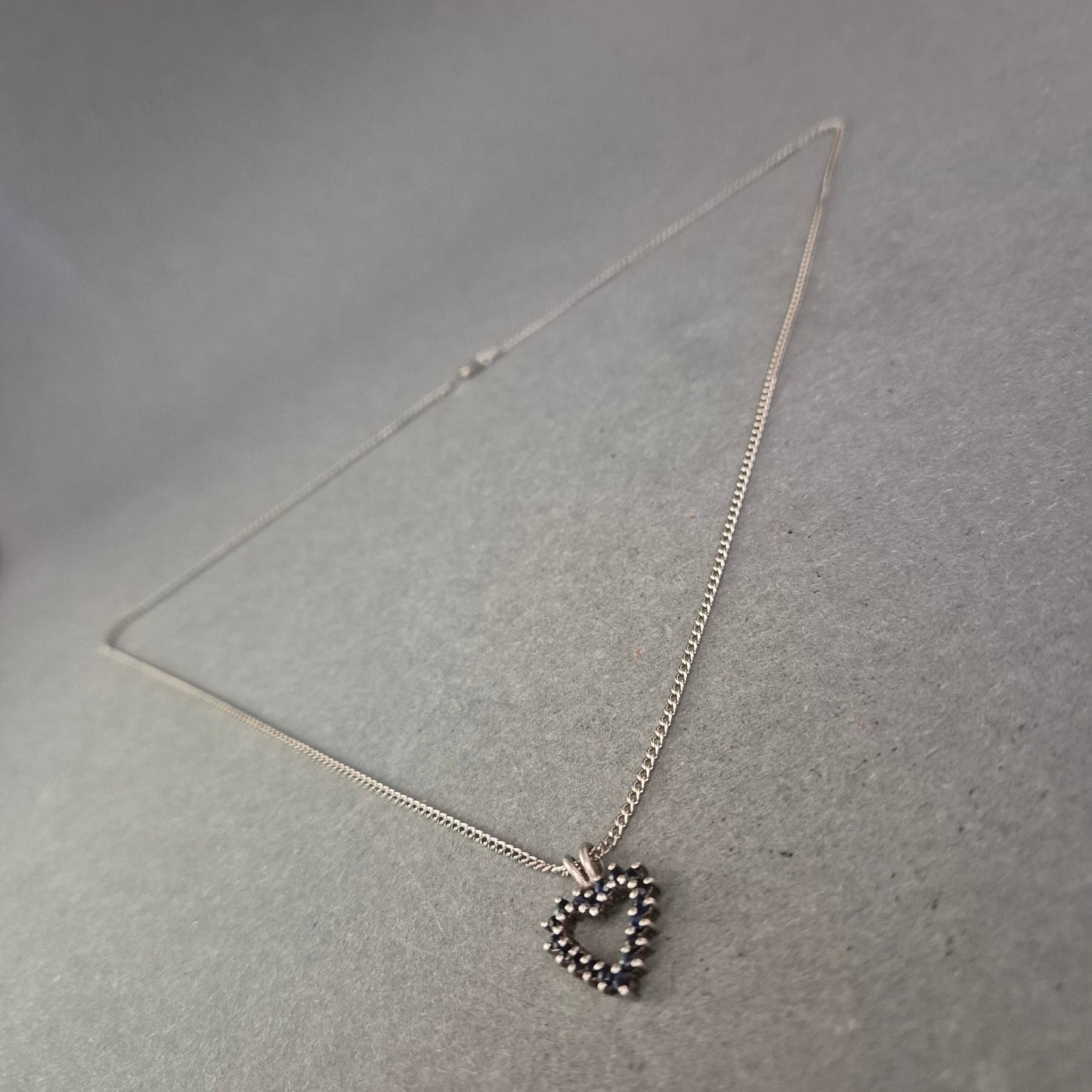 Herzkette aus Silber mit dunkelblauen Steinen – Elegant & zeitlos