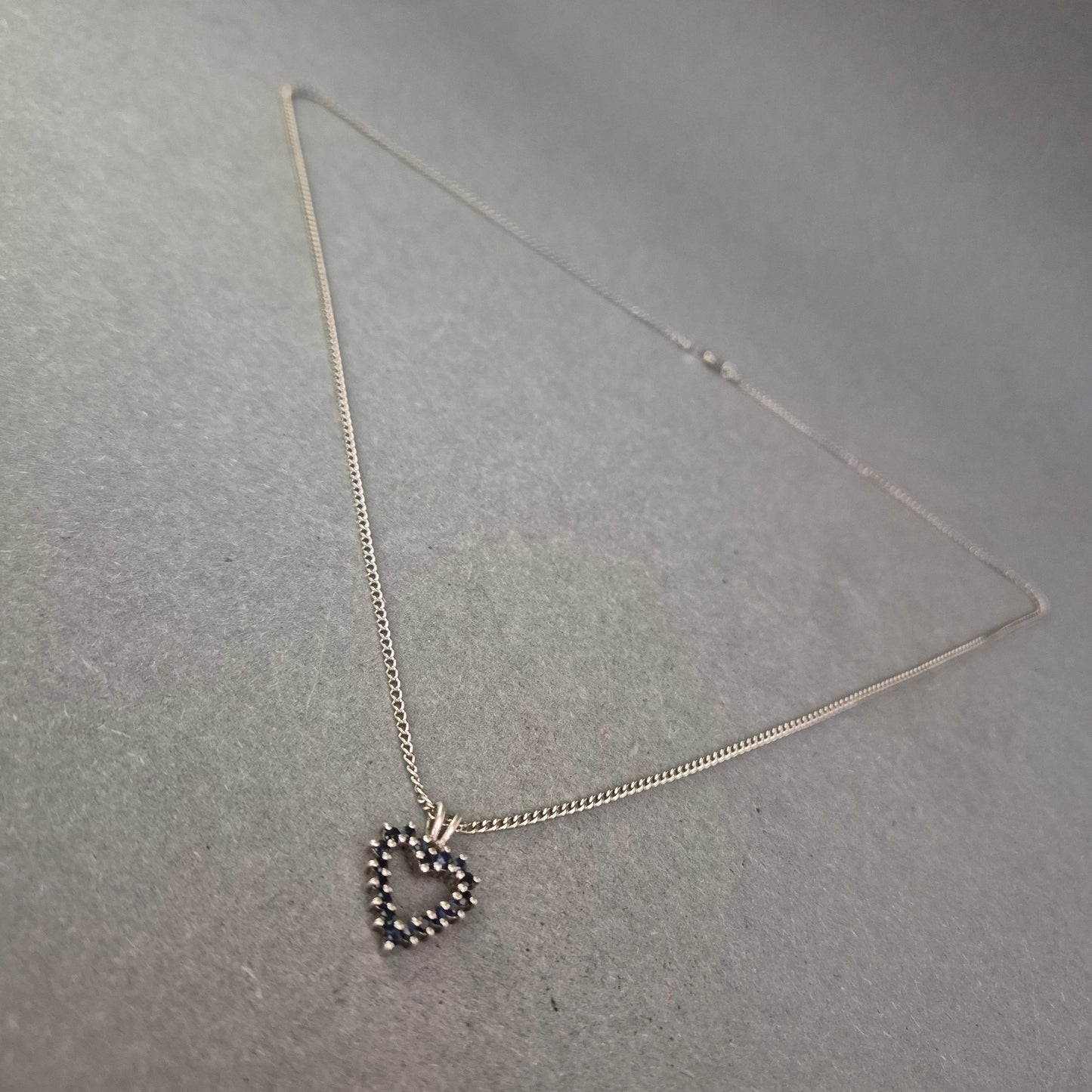 Herzkette aus Silber mit dunkelblauen Steinen – Elegant & zeitlos