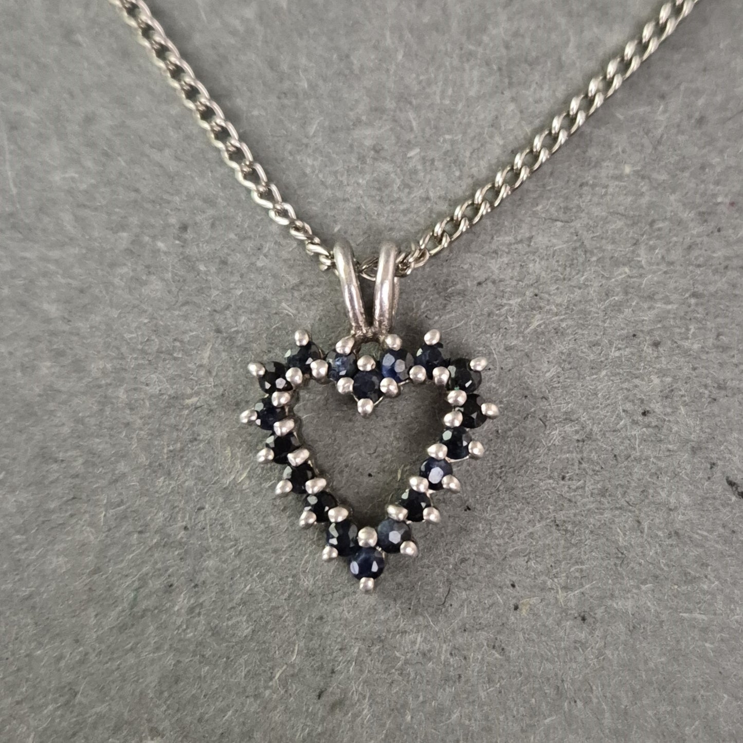 Herzkette aus Silber mit dunkelblauen Steinen – Elegant & zeitlos