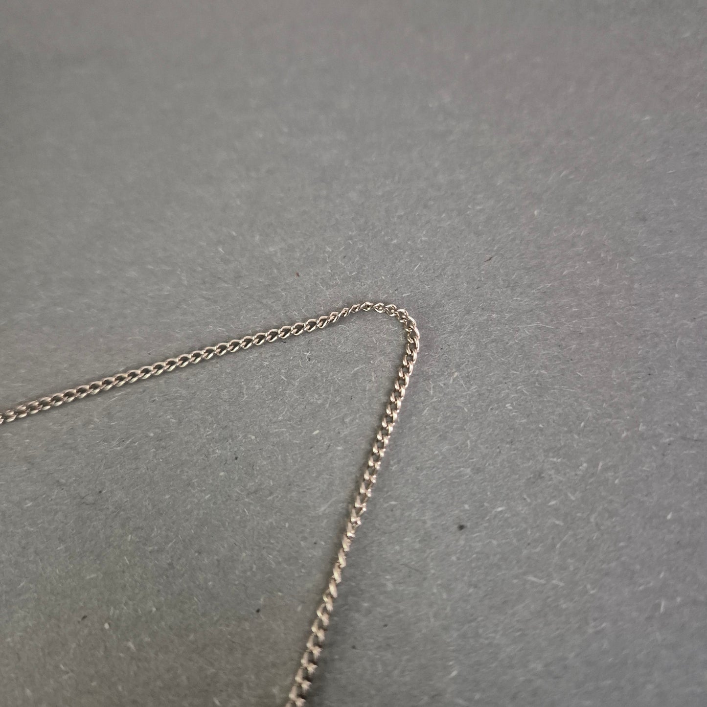 Herzkette aus Silber mit dunkelblauen Steinen – Elegant & zeitlos