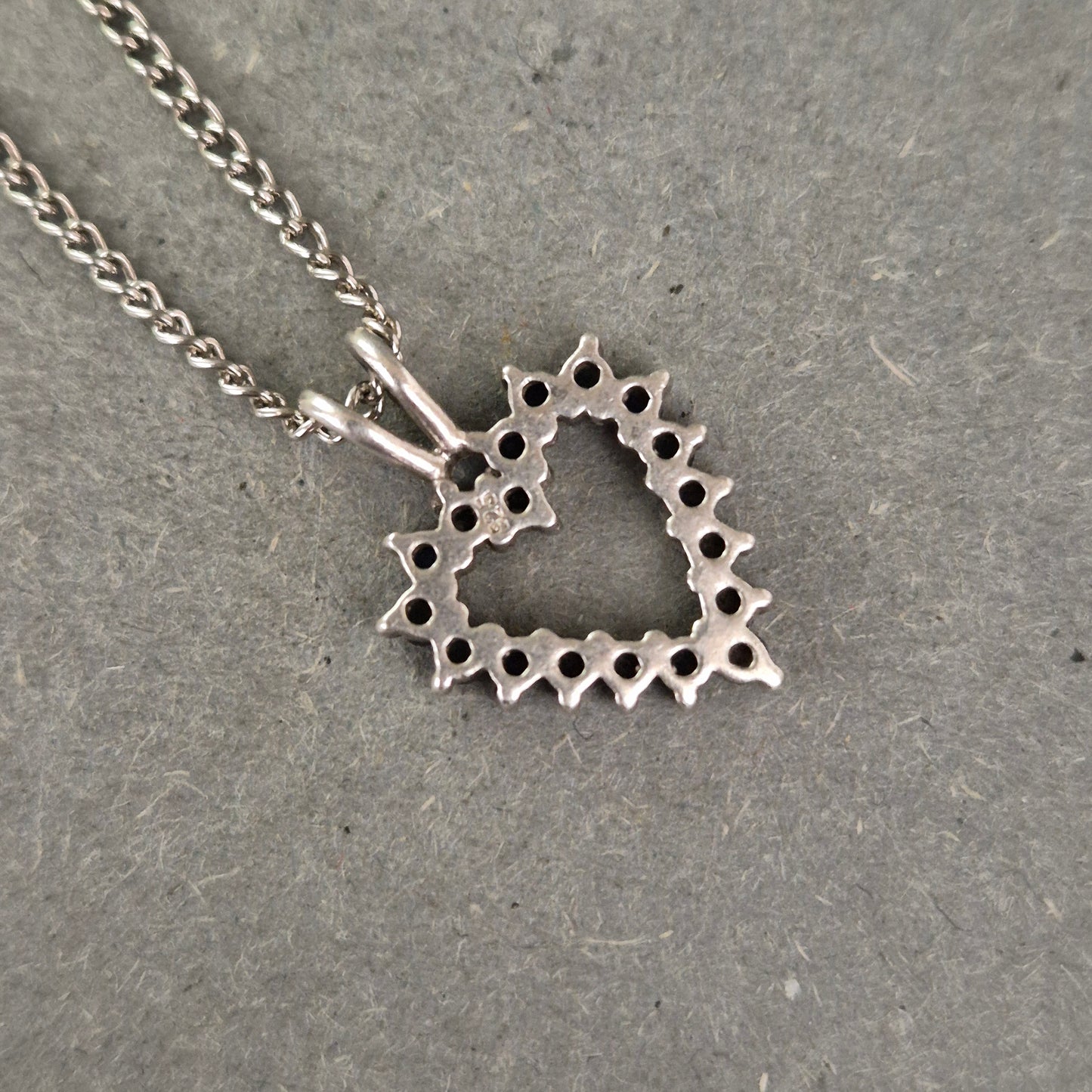 Herzkette aus Silber mit dunkelblauen Steinen – Elegant & zeitlos