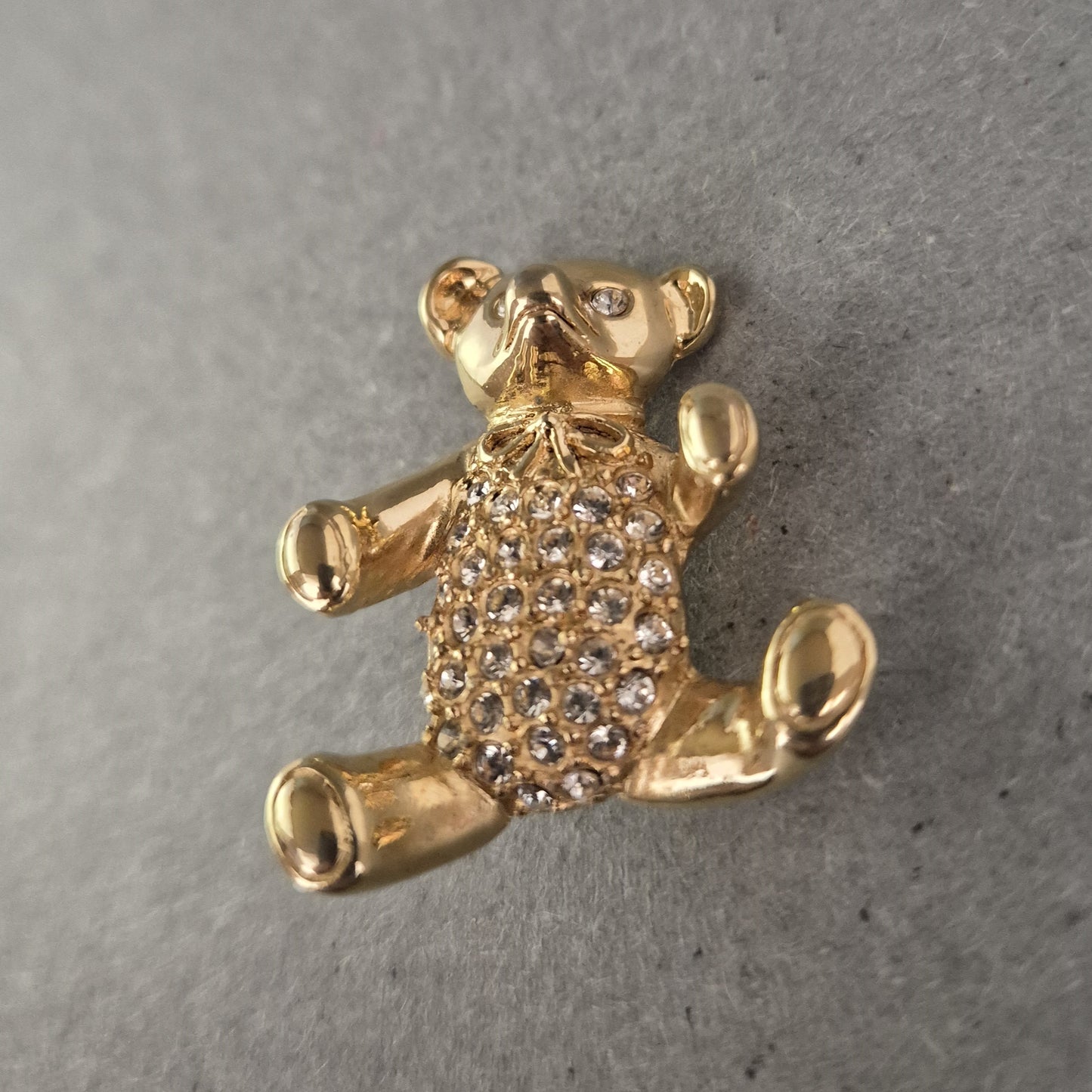 Glitzernde Teddybär-Brosche – Vergoldet mit Strasssteinen