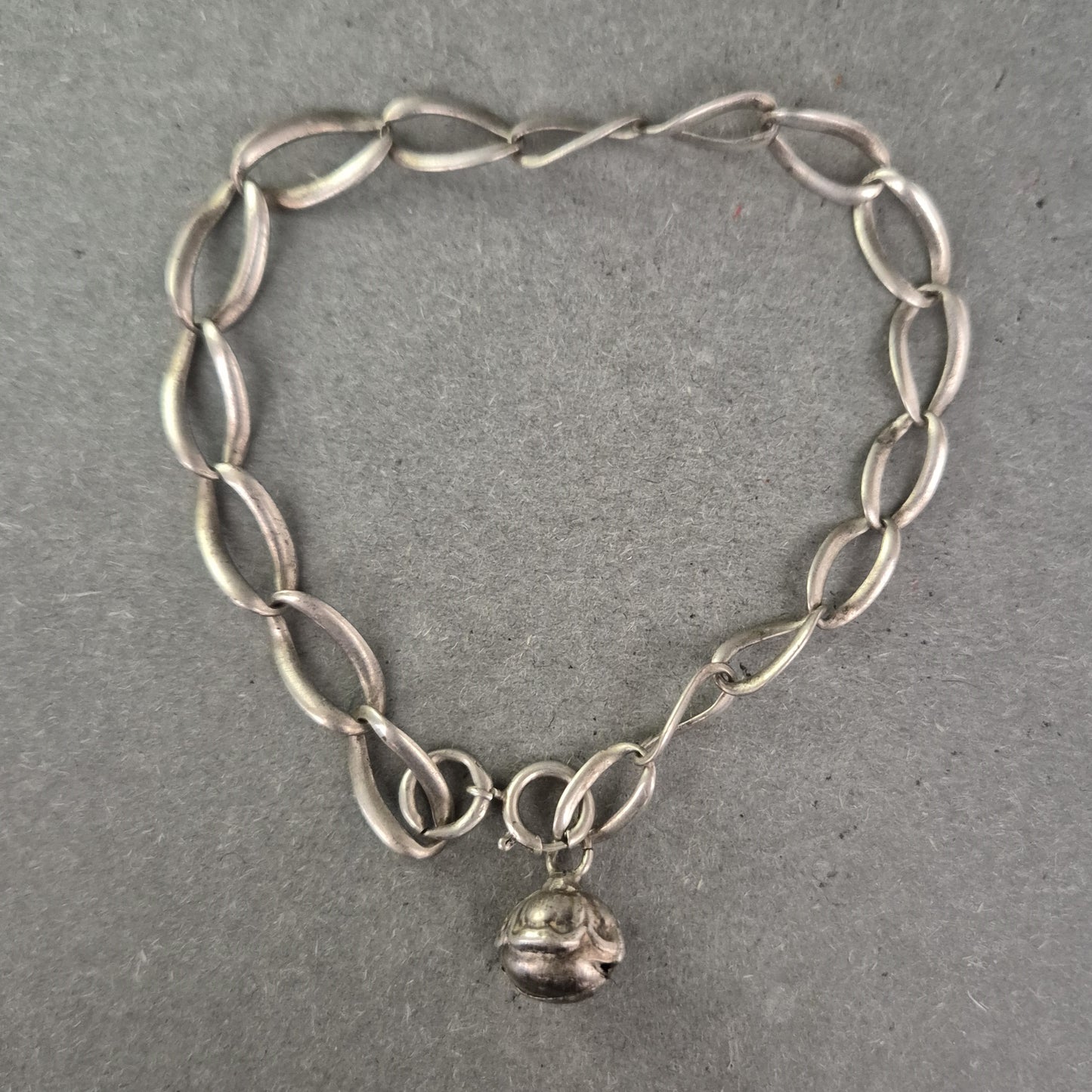 925er Silberarmband mit Glockenanhänger – Handgemachter Charme