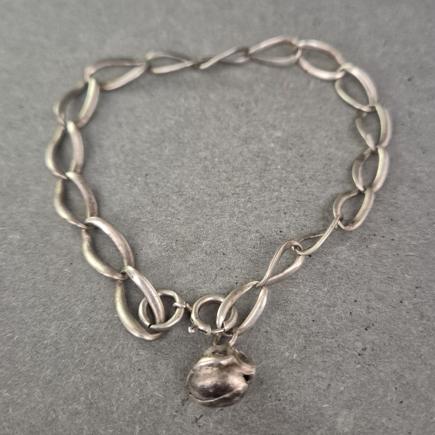 925er Silberarmband mit Glockenanhänger – Handgemachter Charme