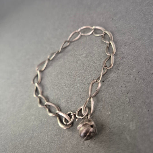 925er Silberarmband mit Glockenanhänger – Handgemachter Charme