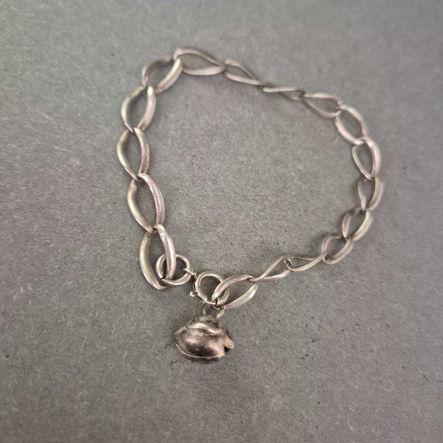 925er Silberarmband mit Glockenanhänger – Handgemachter Charme