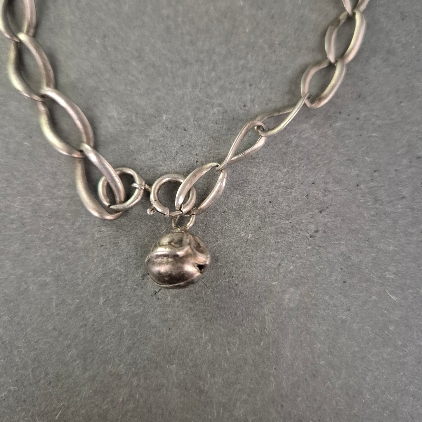 925er Silberarmband mit Glockenanhänger – Handgemachter Charme