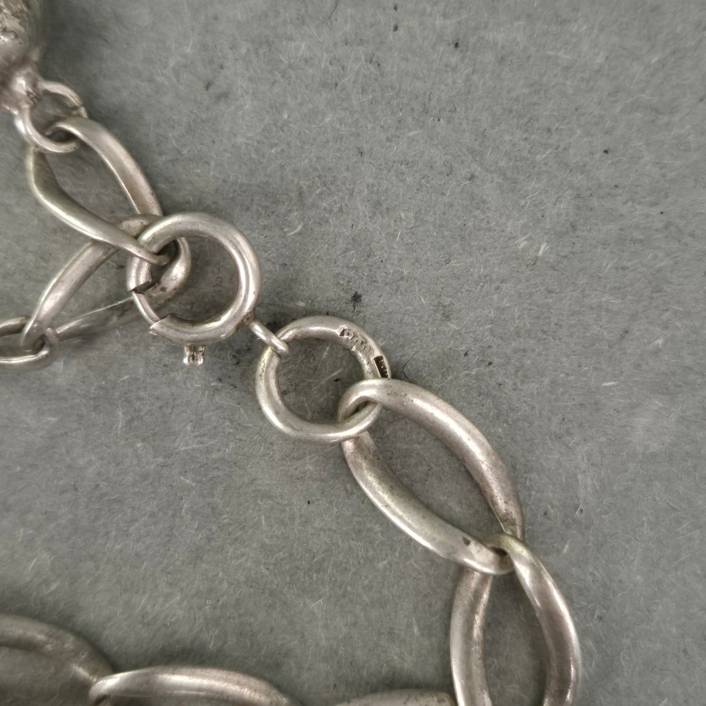 925er Silberarmband mit Glockenanhänger – Handgemachter Charme