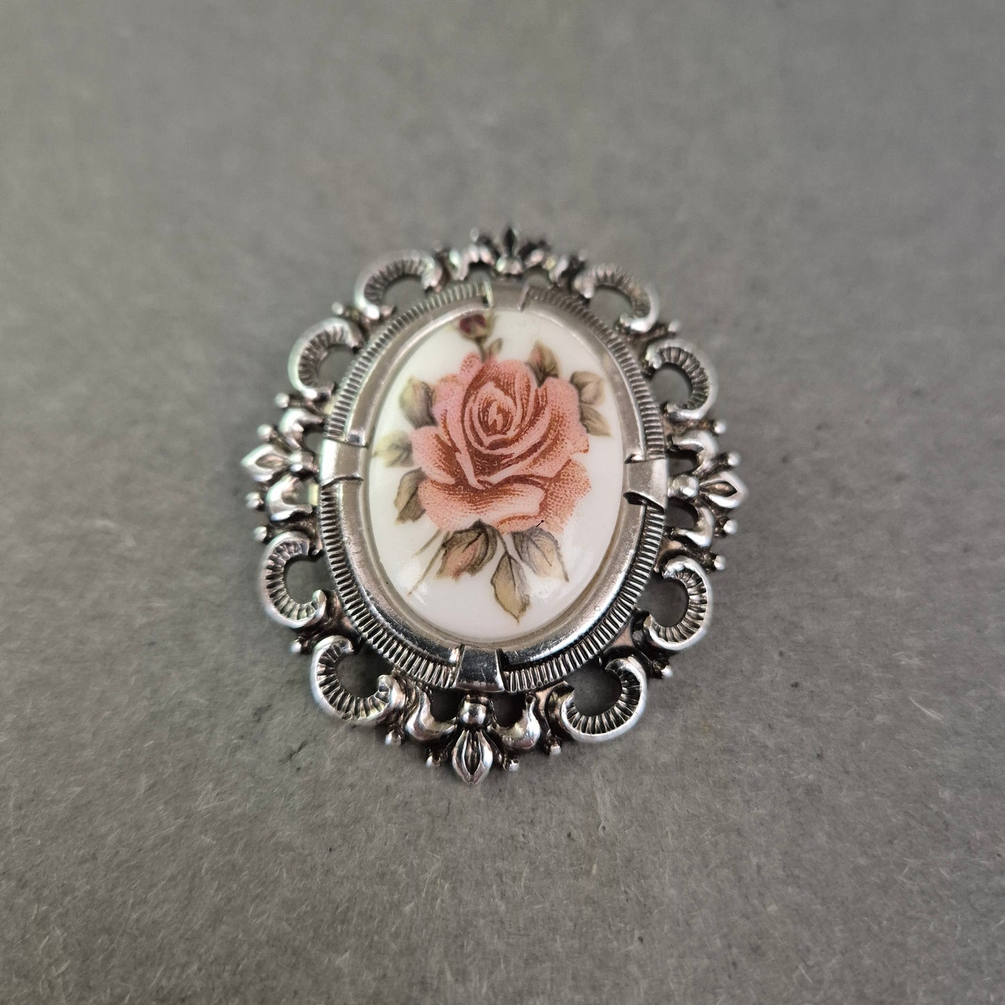 Romantische Vintage-Brosche mit Rosenmotiv im Barockrahmen