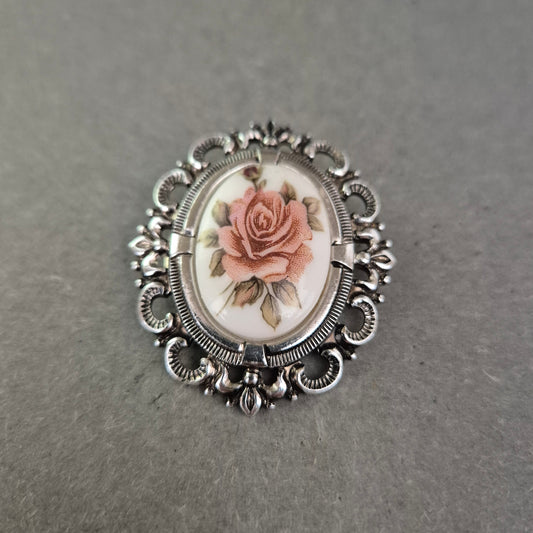 Romantische Vintage-Brosche mit Rosenmotiv im Barockrahmen