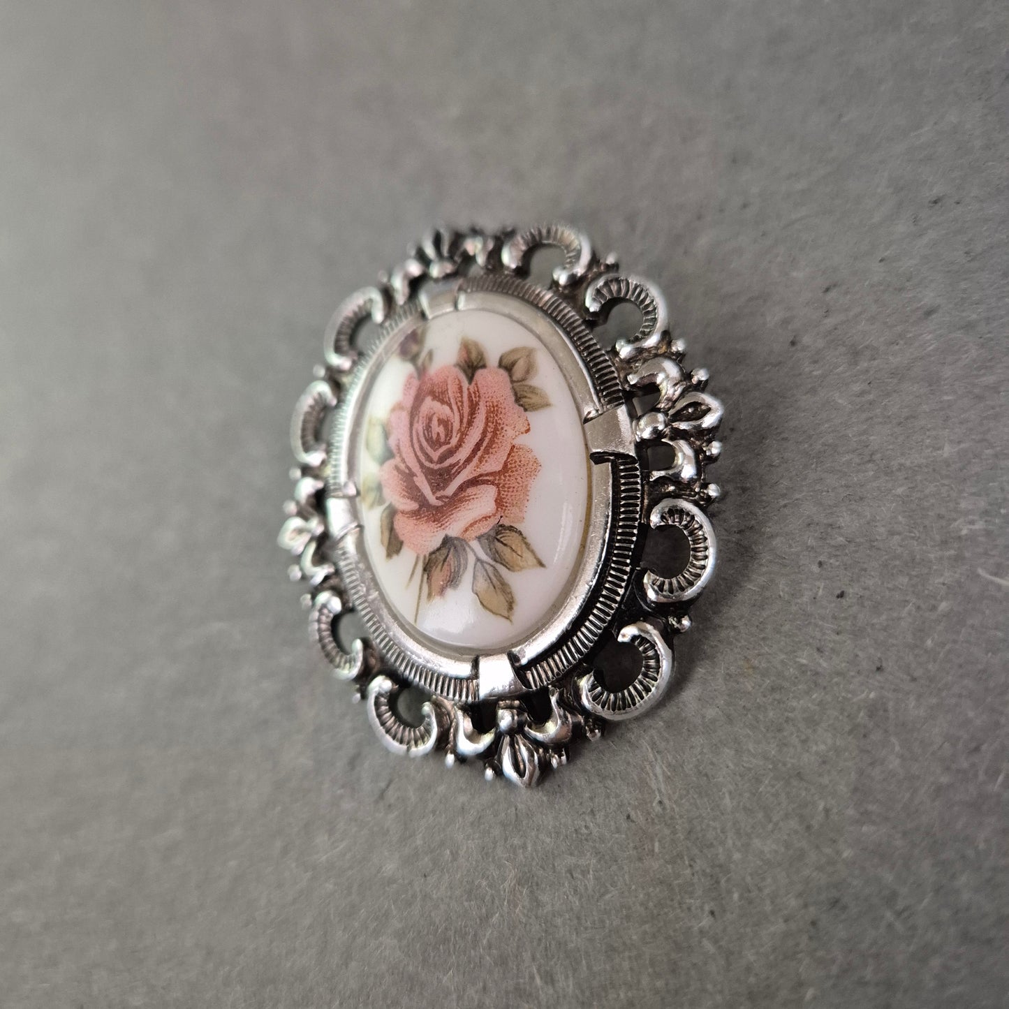 Romantische Vintage-Brosche mit Rosenmotiv im Barockrahmen