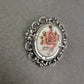 Romantische Vintage-Brosche mit Rosenmotiv im Barockrahmen