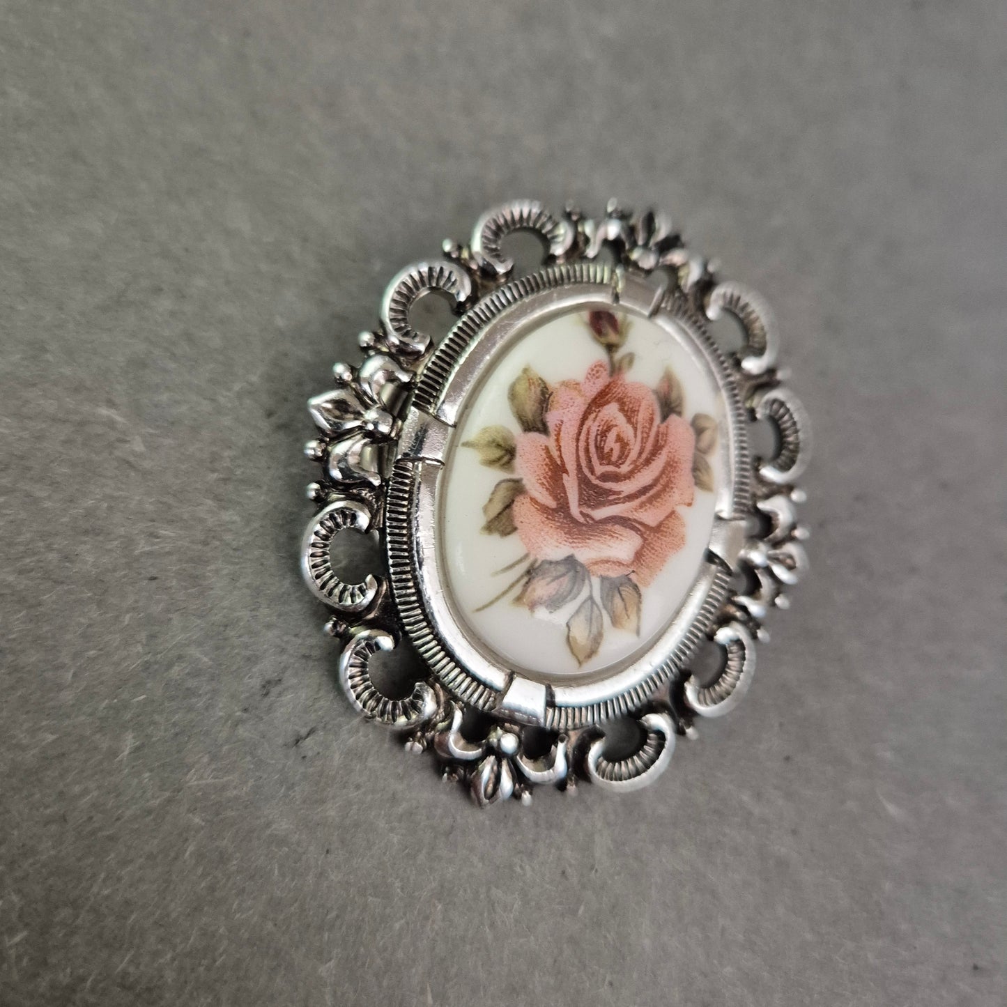 Romantische Vintage-Brosche mit Rosenmotiv im Barockrahmen