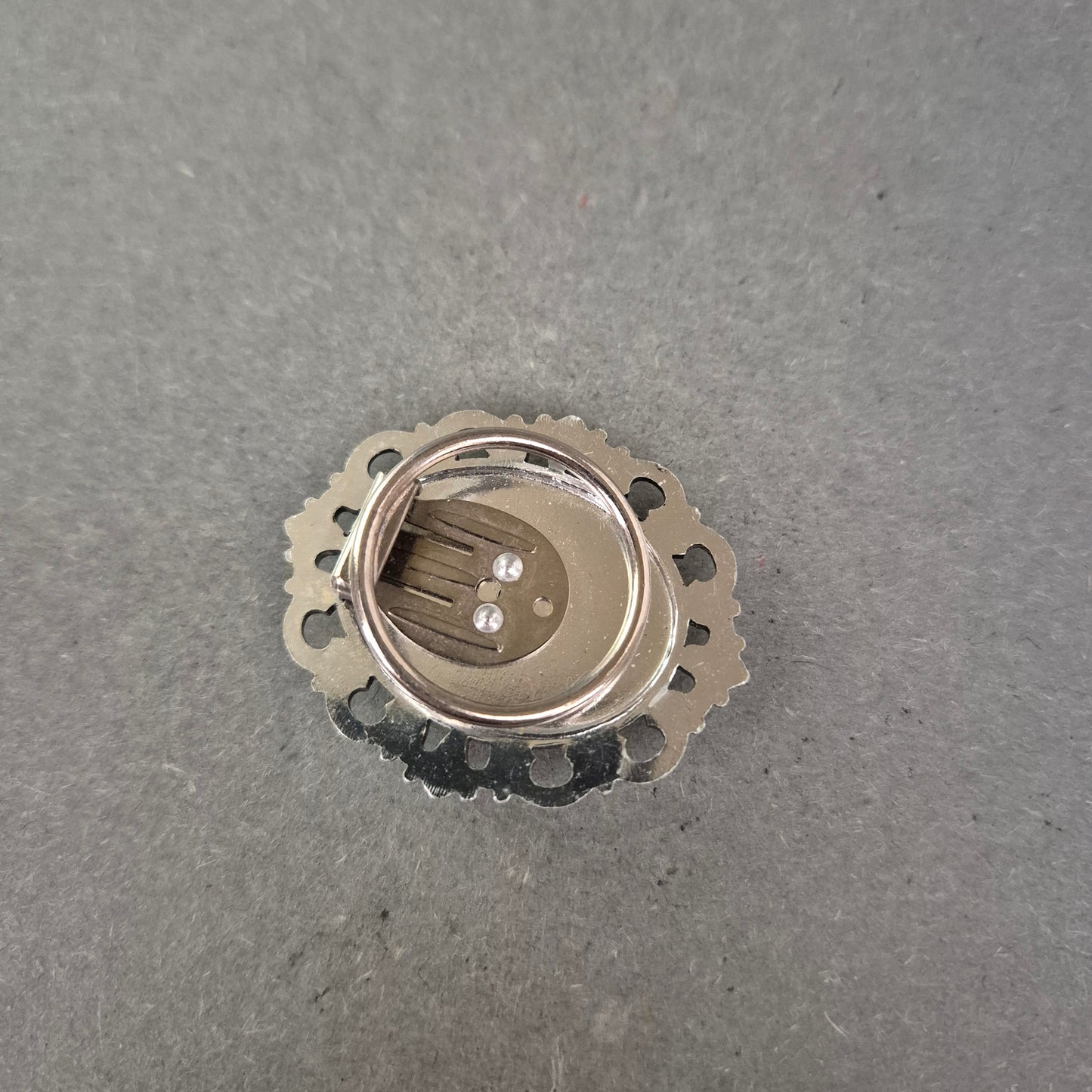 Romantische Vintage-Brosche mit Rosenmotiv im Barockrahmen