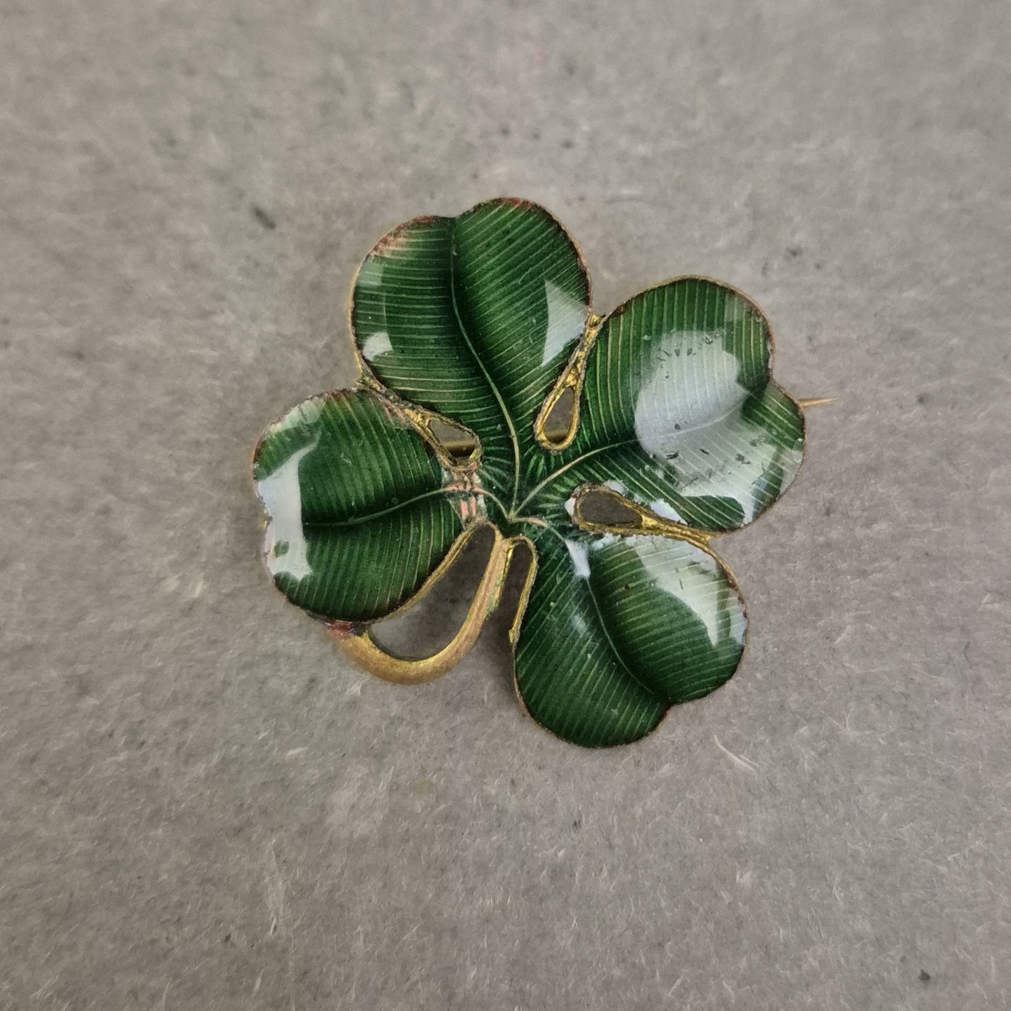 Emaille-Brosche in Kleeblattform – Vintage Glücksbringer