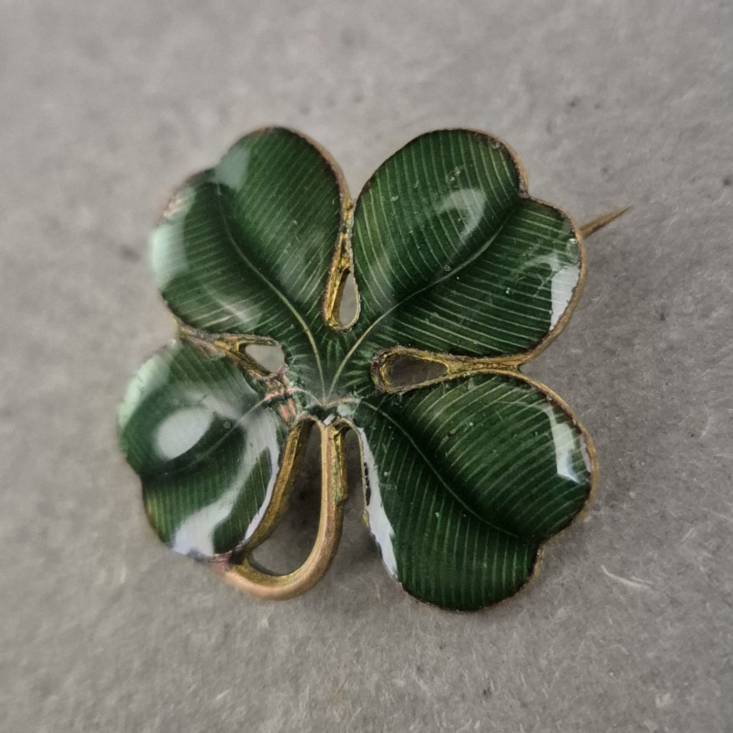 Emaille-Brosche in Kleeblattform – Vintage Glücksbringer
