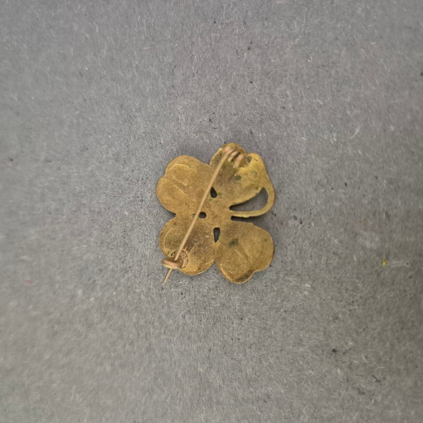 Emaille-Brosche in Kleeblattform – Vintage Glücksbringer