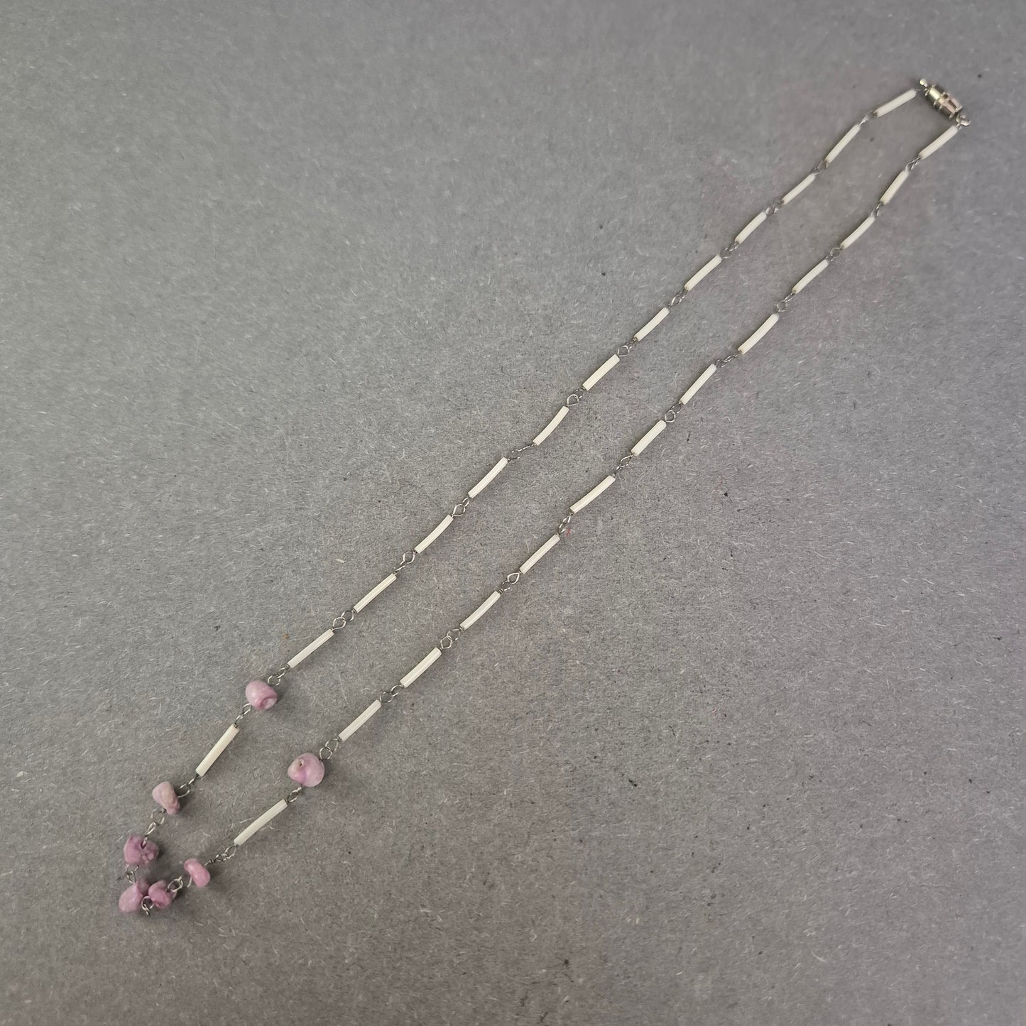 Zarte Silberkette mit rosa Steinen – Feiner Vintage-Look