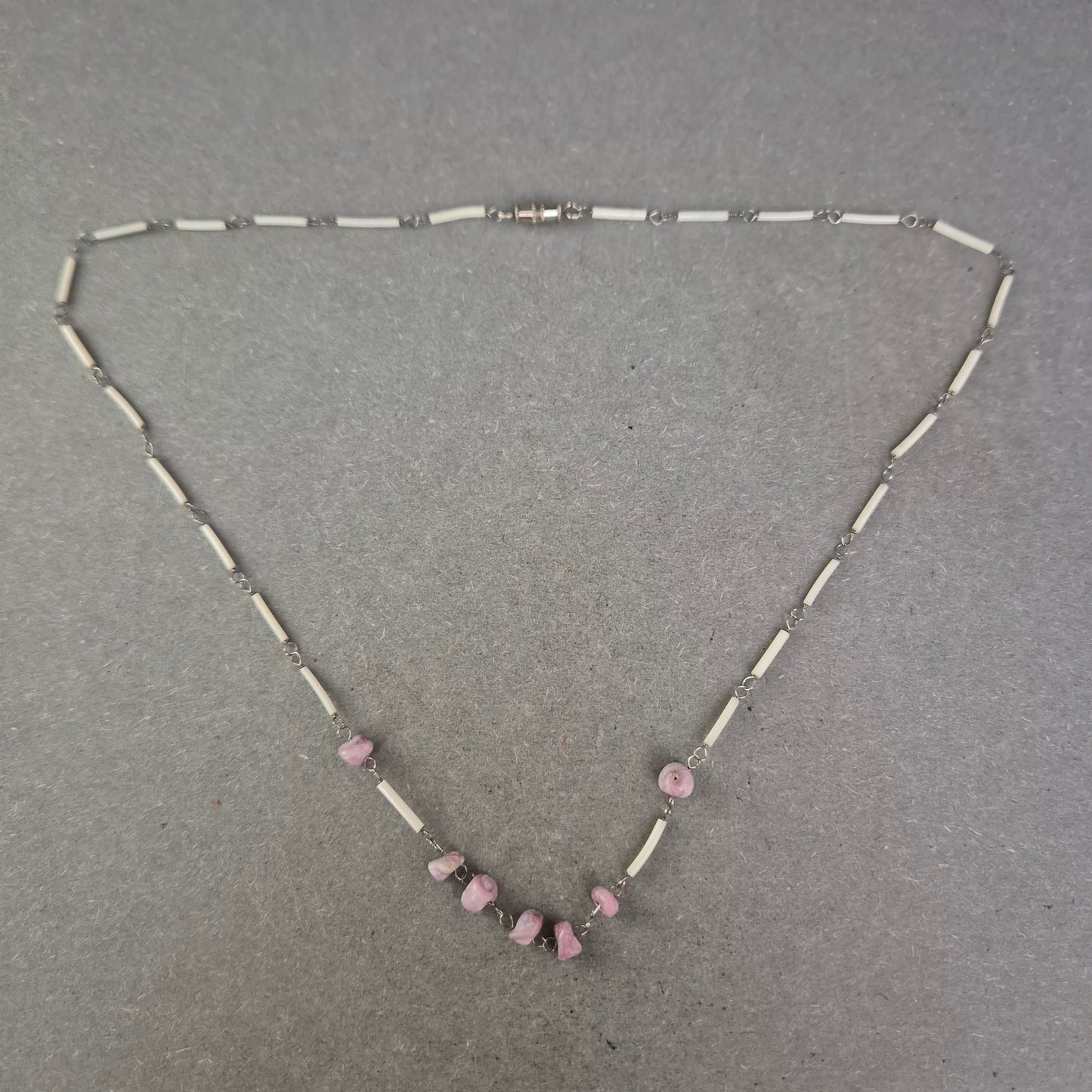 Zarte Silberkette mit rosa Steinen – Feiner Vintage-Look