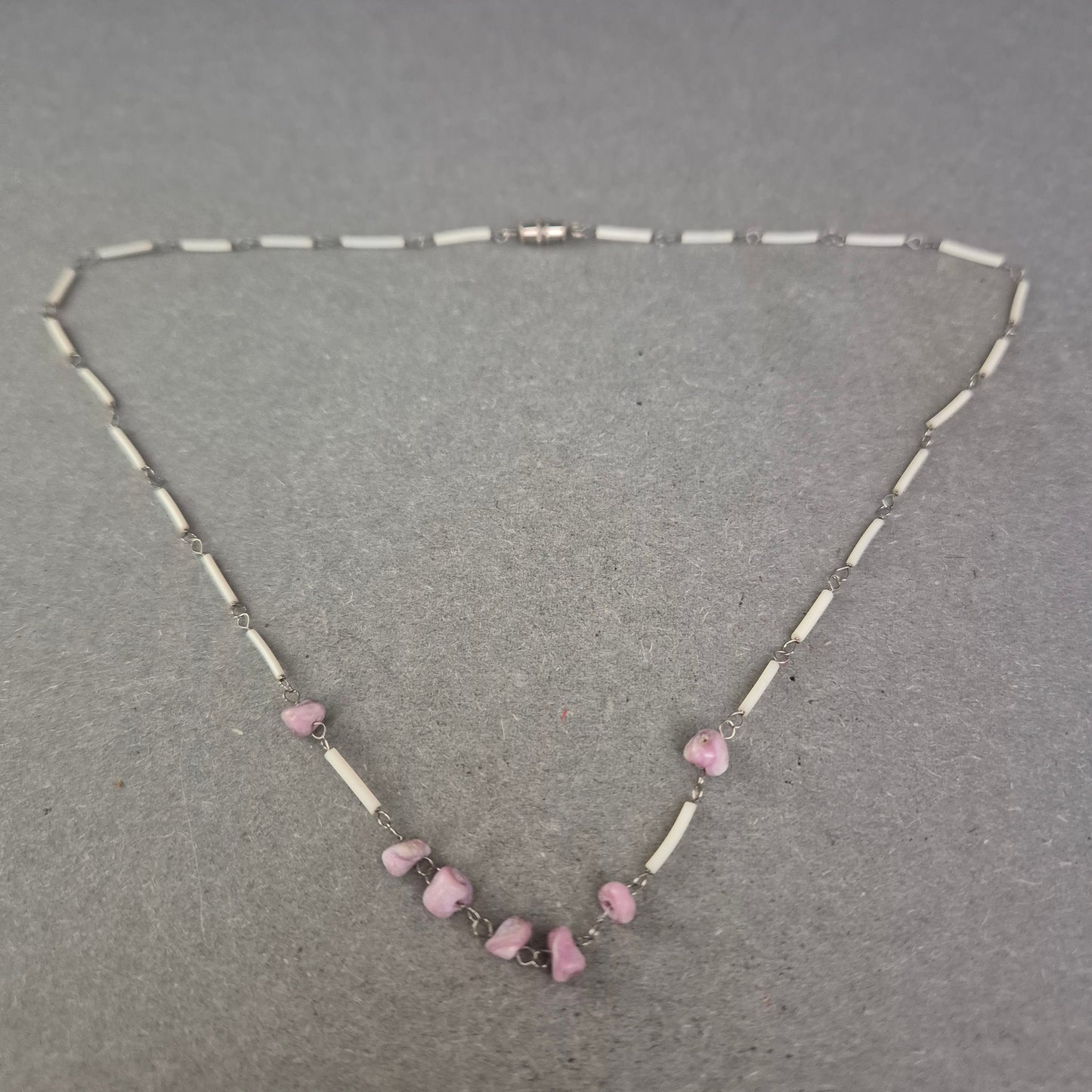 Zarte Silberkette mit rosa Steinen – Feiner Vintage-Look