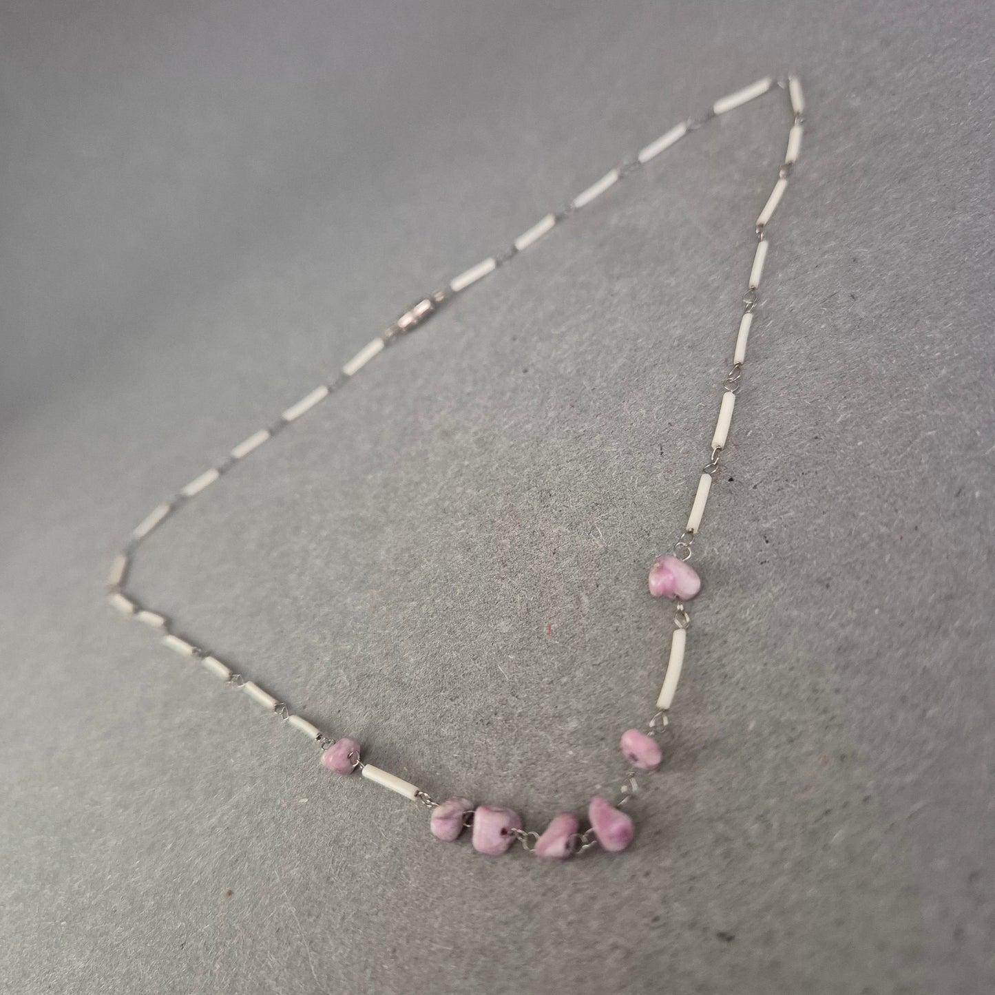 Zarte Silberkette mit rosa Steinen – Feiner Vintage-Look