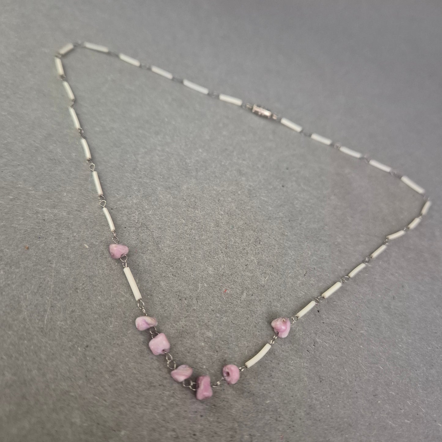 Zarte Silberkette mit rosa Steinen – Feiner Vintage-Look