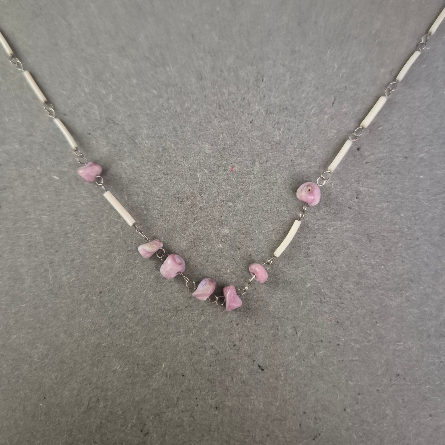 Zarte Silberkette mit rosa Steinen – Feiner Vintage-Look