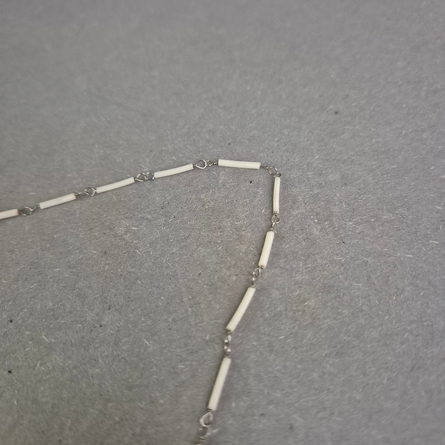 Zarte Silberkette mit rosa Steinen – Feiner Vintage-Look