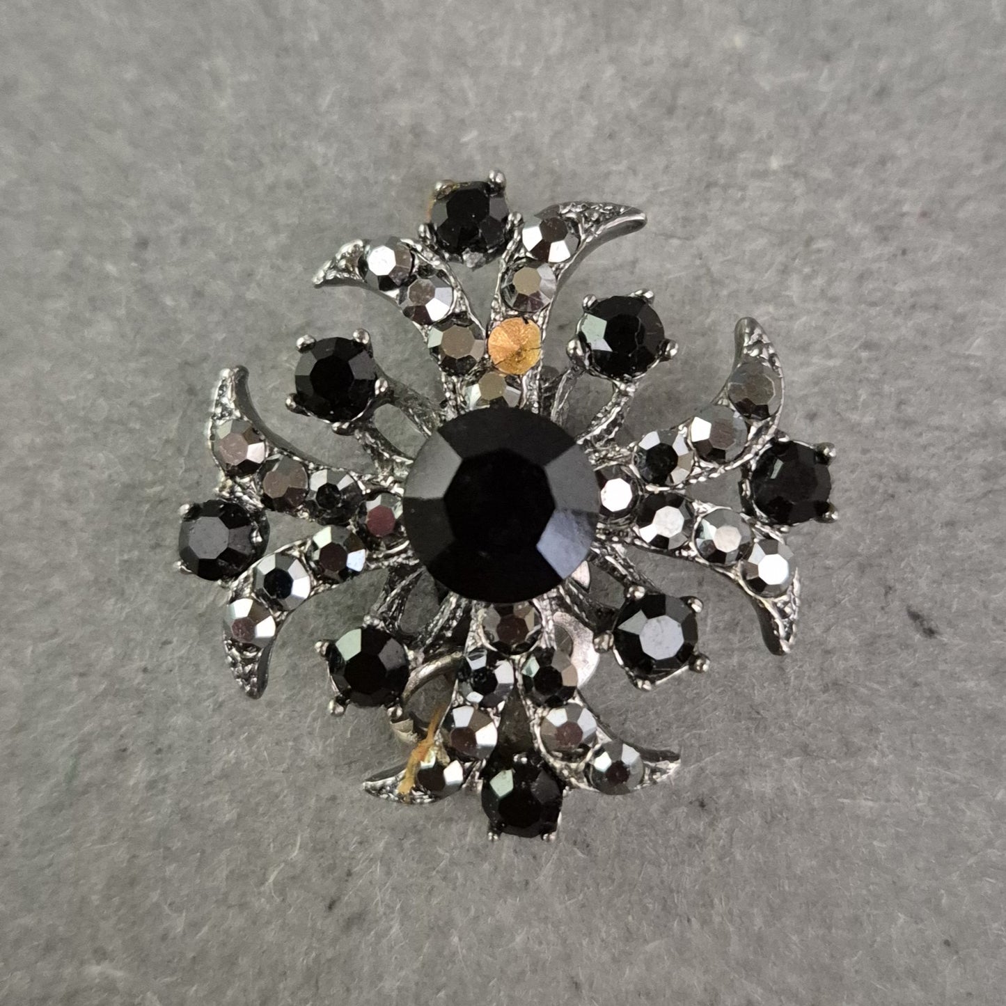 Glitzernde Vintage-Brosche mit schwarzen Kristallen – Elegant und Edel