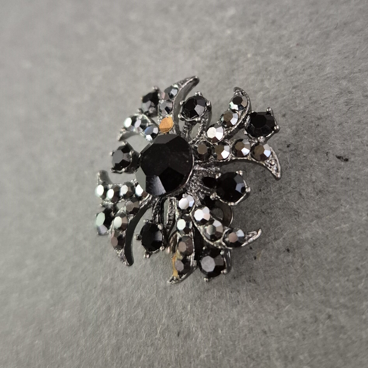 Glitzernde Vintage-Brosche mit schwarzen Kristallen – Elegant und Edel