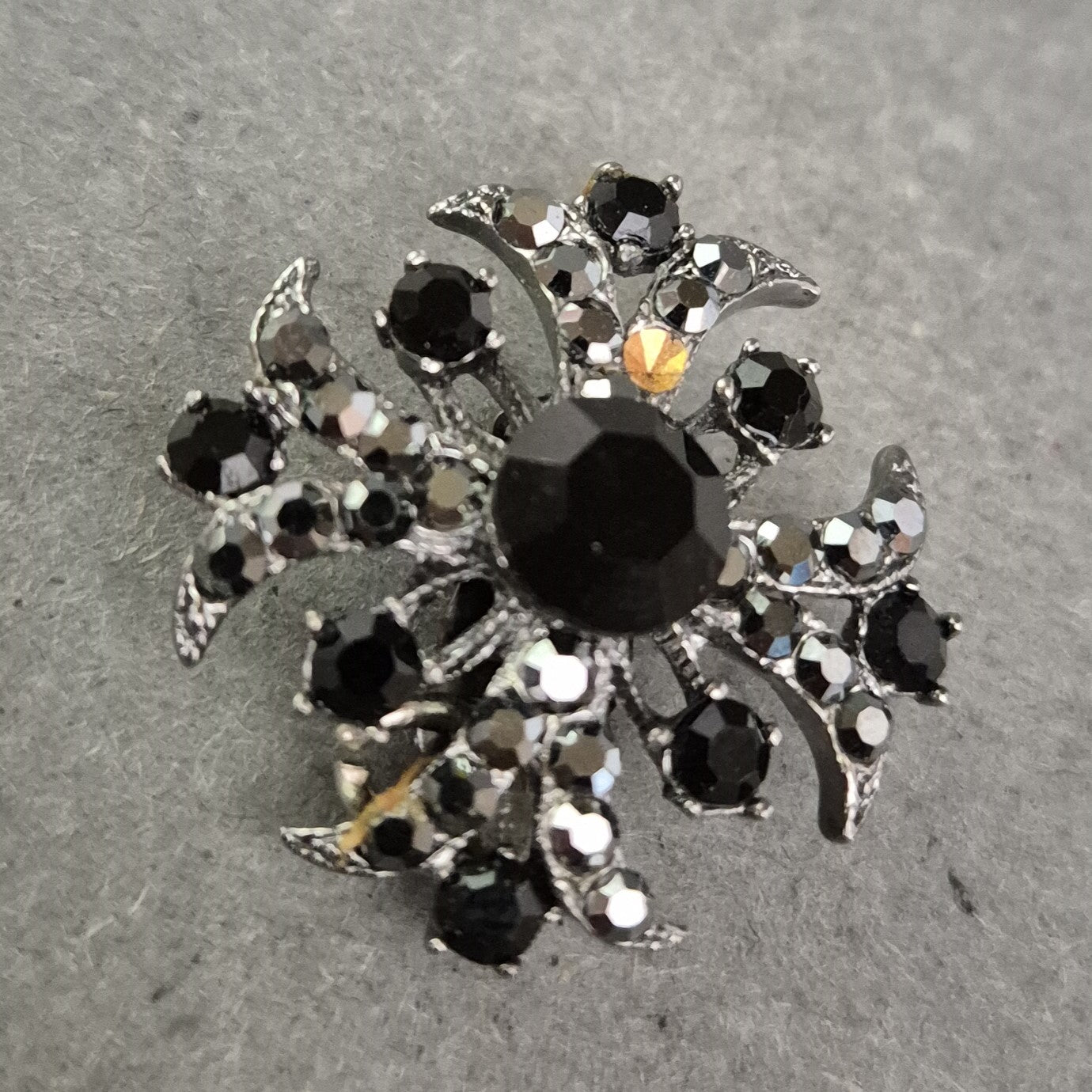 Glitzernde Vintage-Brosche mit schwarzen Kristallen – Elegant und Edel