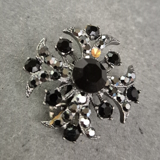 Glitzernde Vintage-Brosche mit schwarzen Kristallen – Elegant und Edel