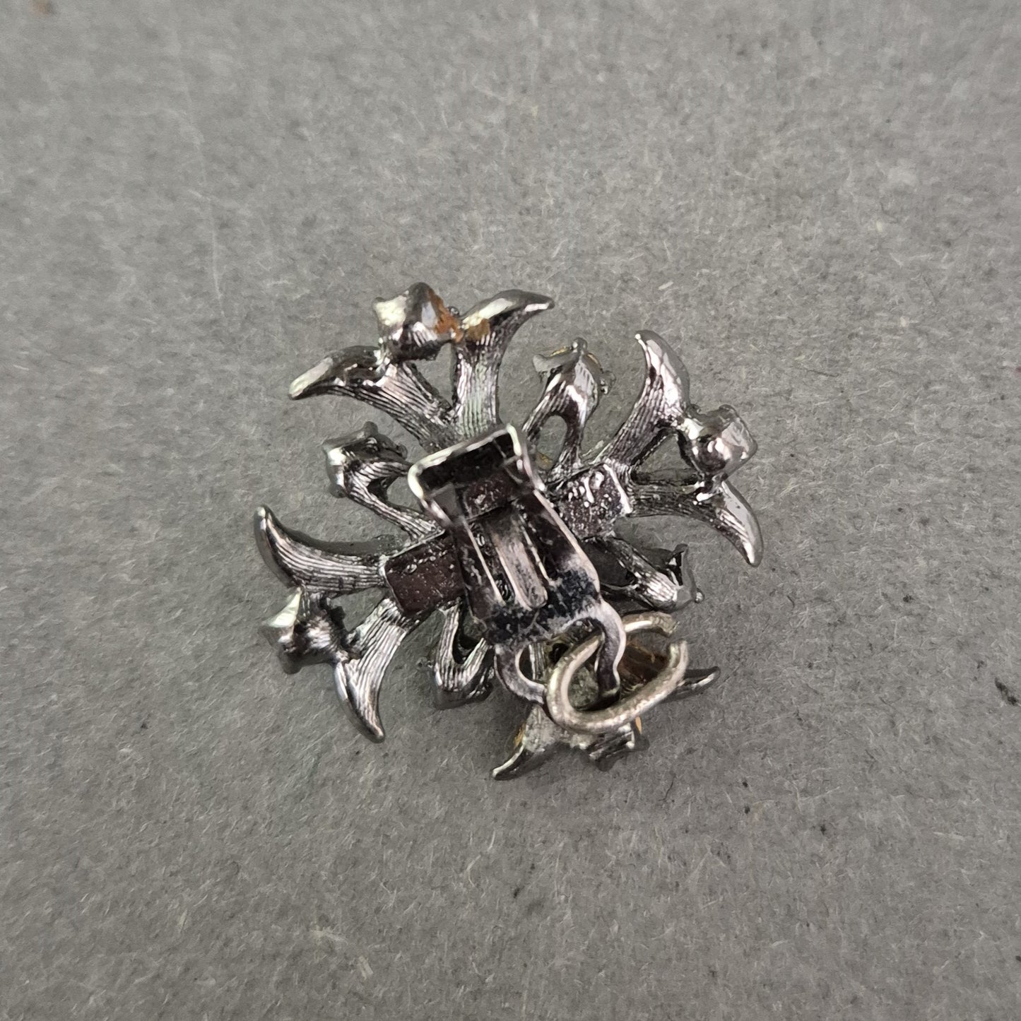 Glitzernde Vintage-Brosche mit schwarzen Kristallen – Elegant und Edel