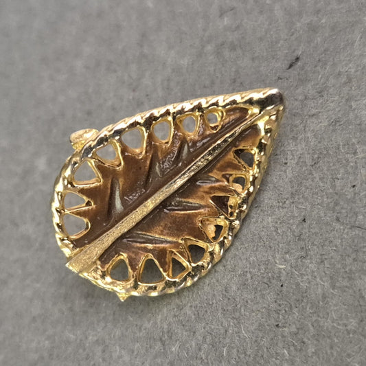 Goldfarbene Vintage-Brosche in Blattform – Filigranes Design mit Retro-Charme
