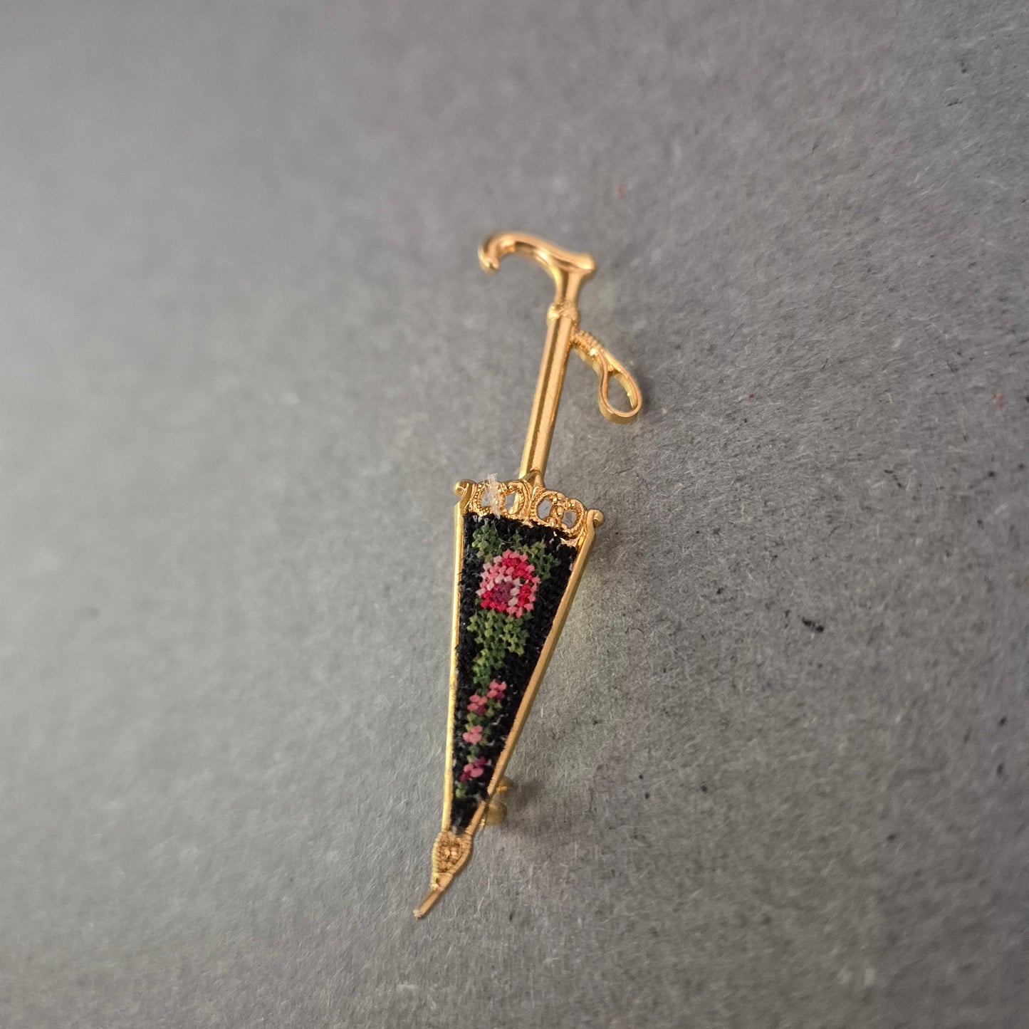 Vintage Brosche Regenschirm – Feine Handarbeit mit Blumenmuster