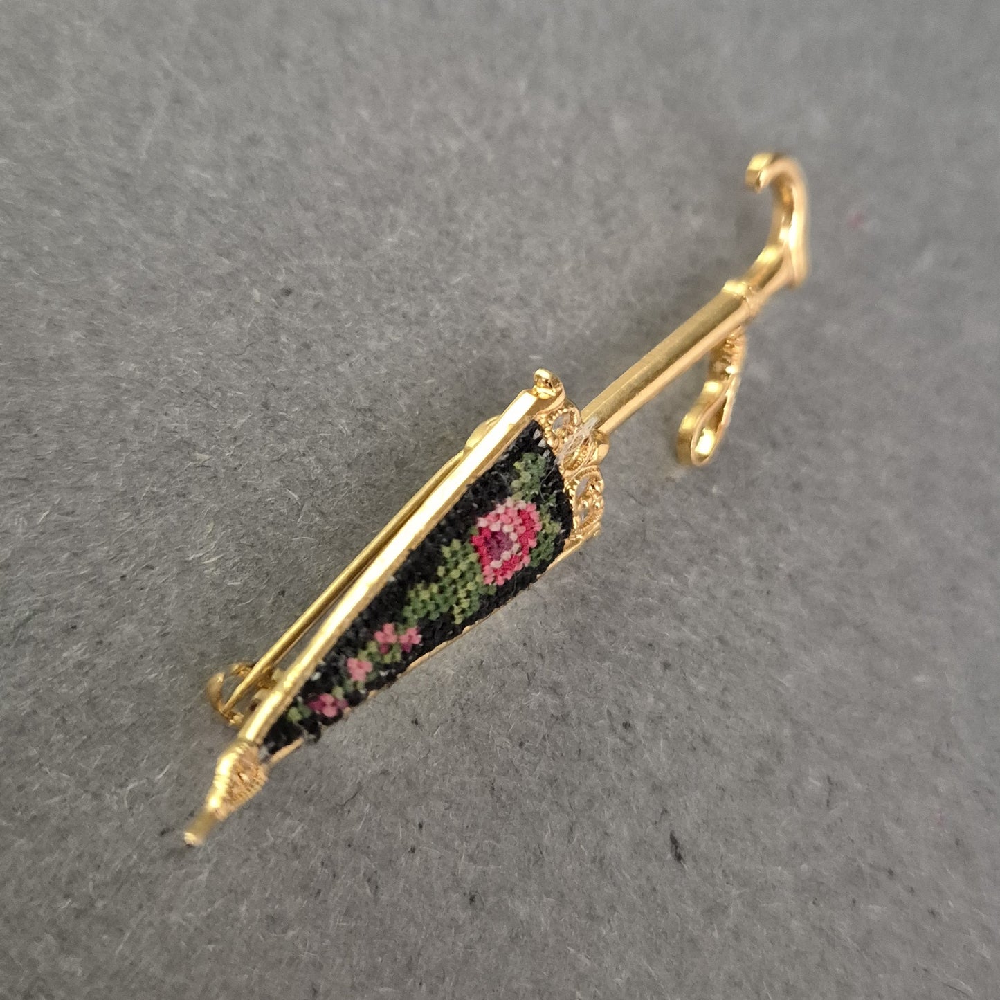 Vintage Brosche Regenschirm – Feine Handarbeit mit Blumenmuster