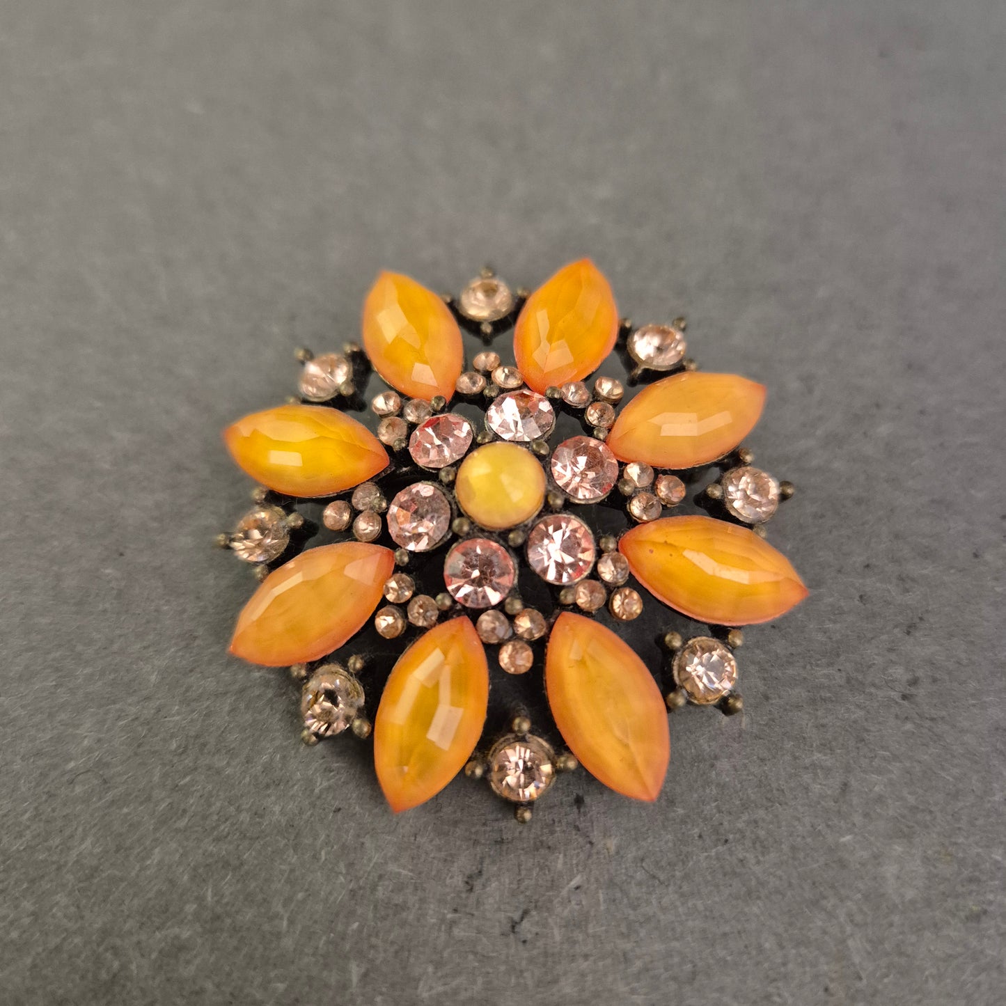 Vintage Brosche im Sonnenblumen-Stil – Strass & Glaskristalle