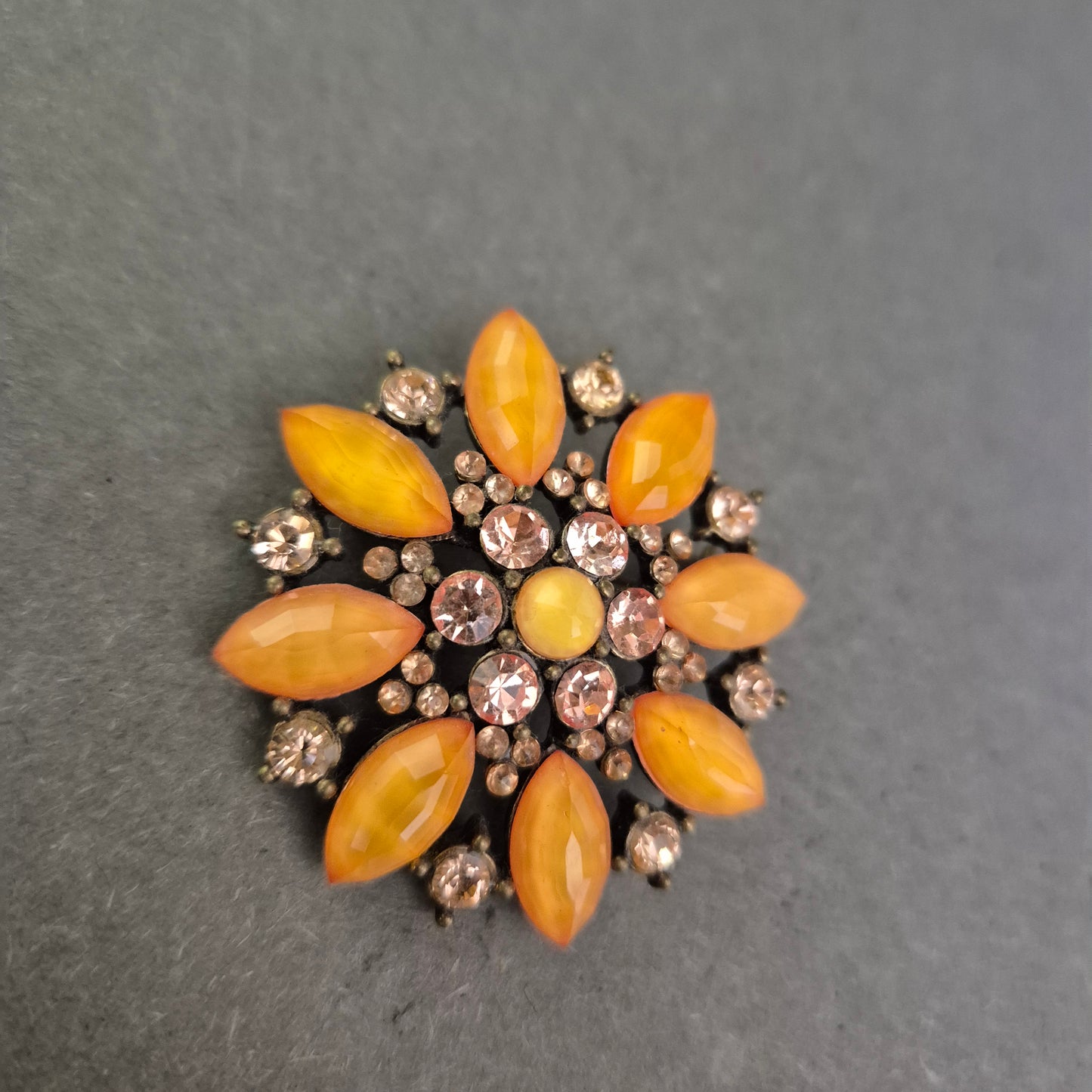 Vintage Brosche im Sonnenblumen-Stil – Strass & Glaskristalle