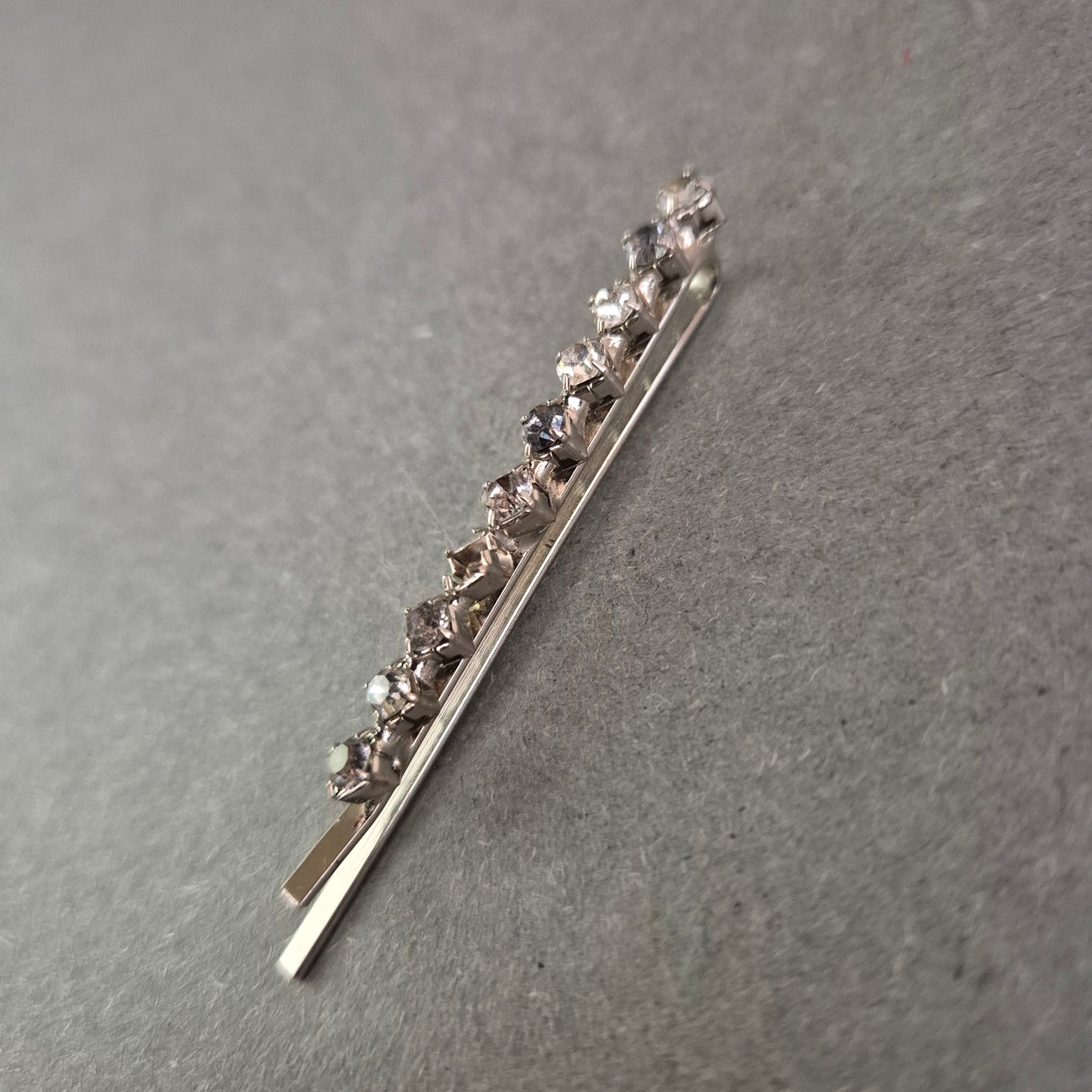 Haarspange mit Strasssteinen – Glänzendes Accessoire im Zickzack-Design