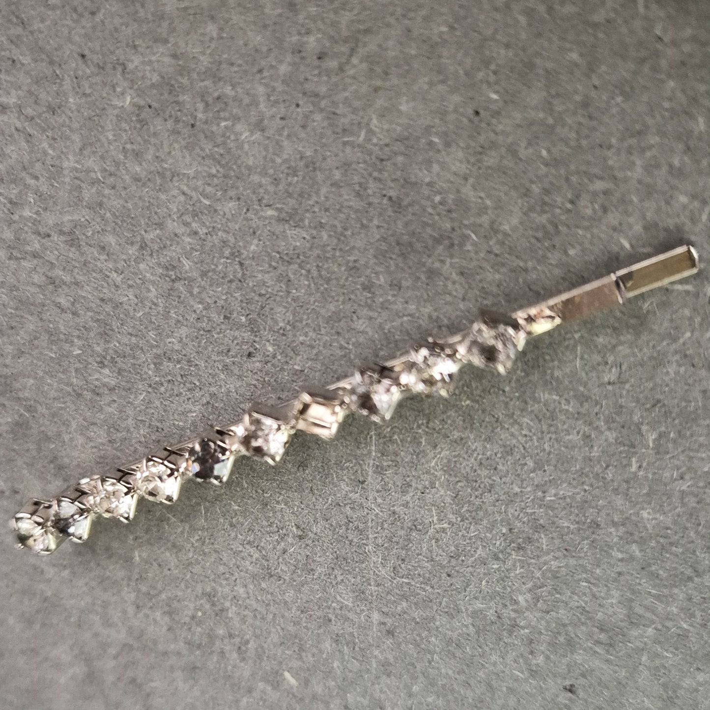 Haarspange mit Strasssteinen – Glänzendes Accessoire im Zickzack-Design