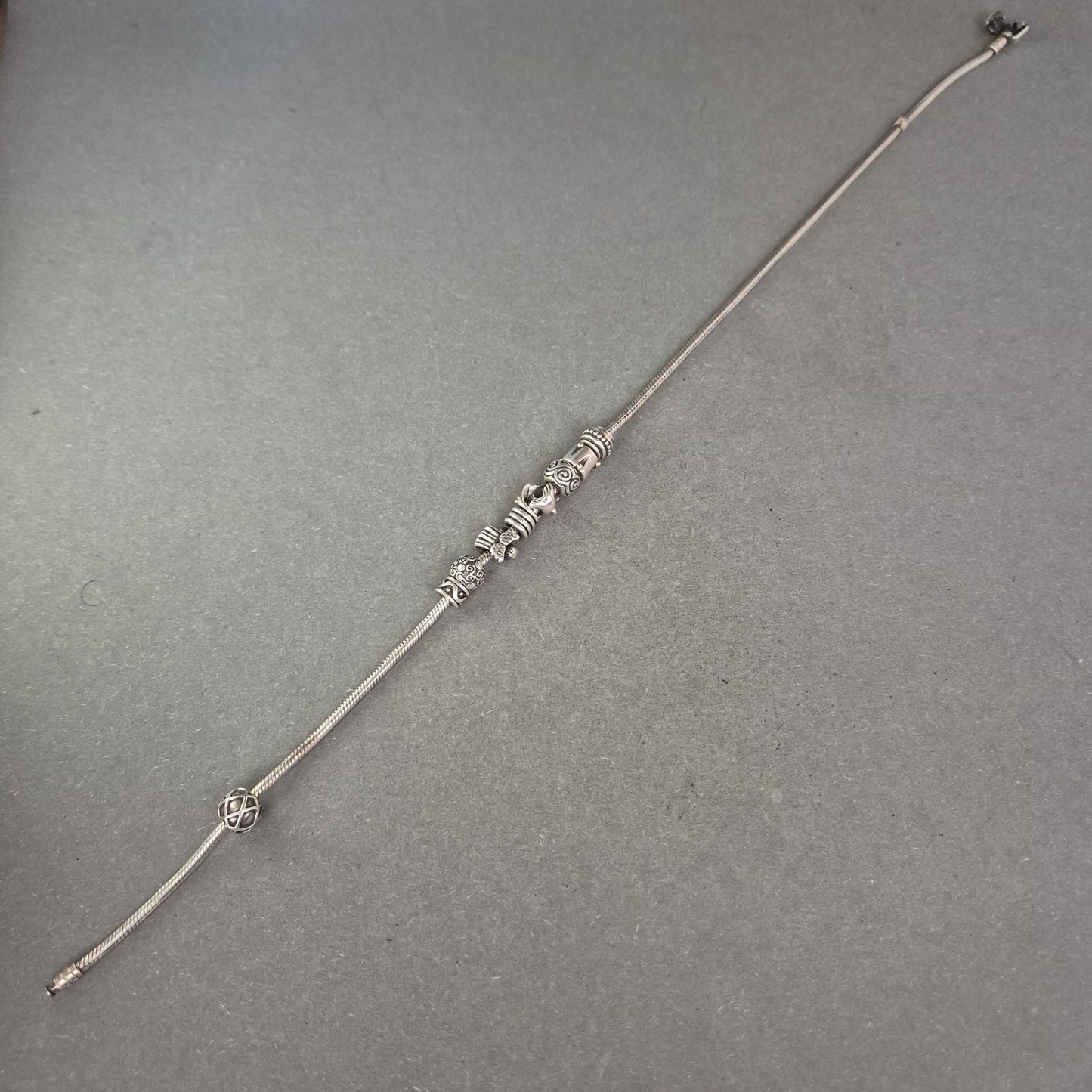 Pandora Silberarmband mit Charms – 61 g Statement-Schmuckstück