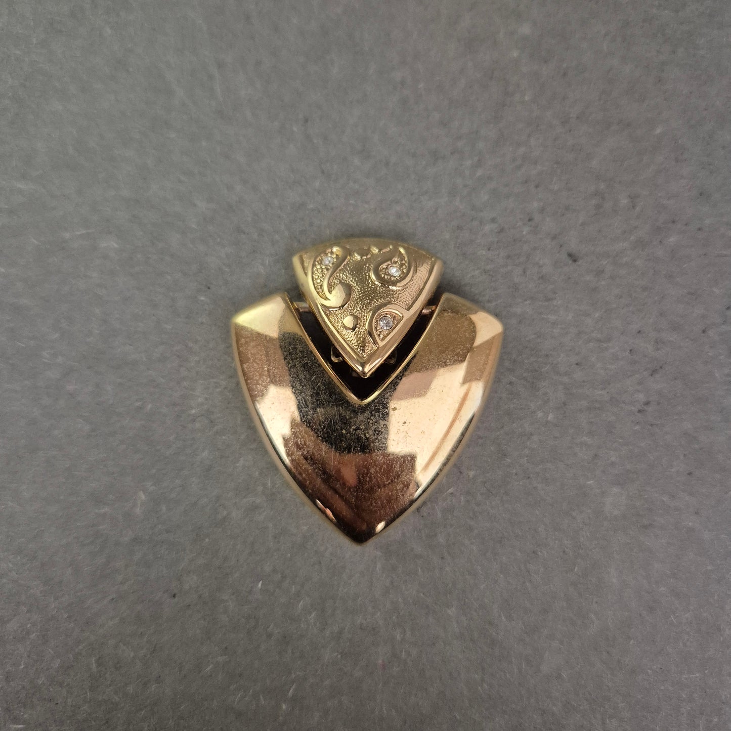 Goldfarbene Vintage-Brosche in Schildform – Eleganz im Retro-Stil