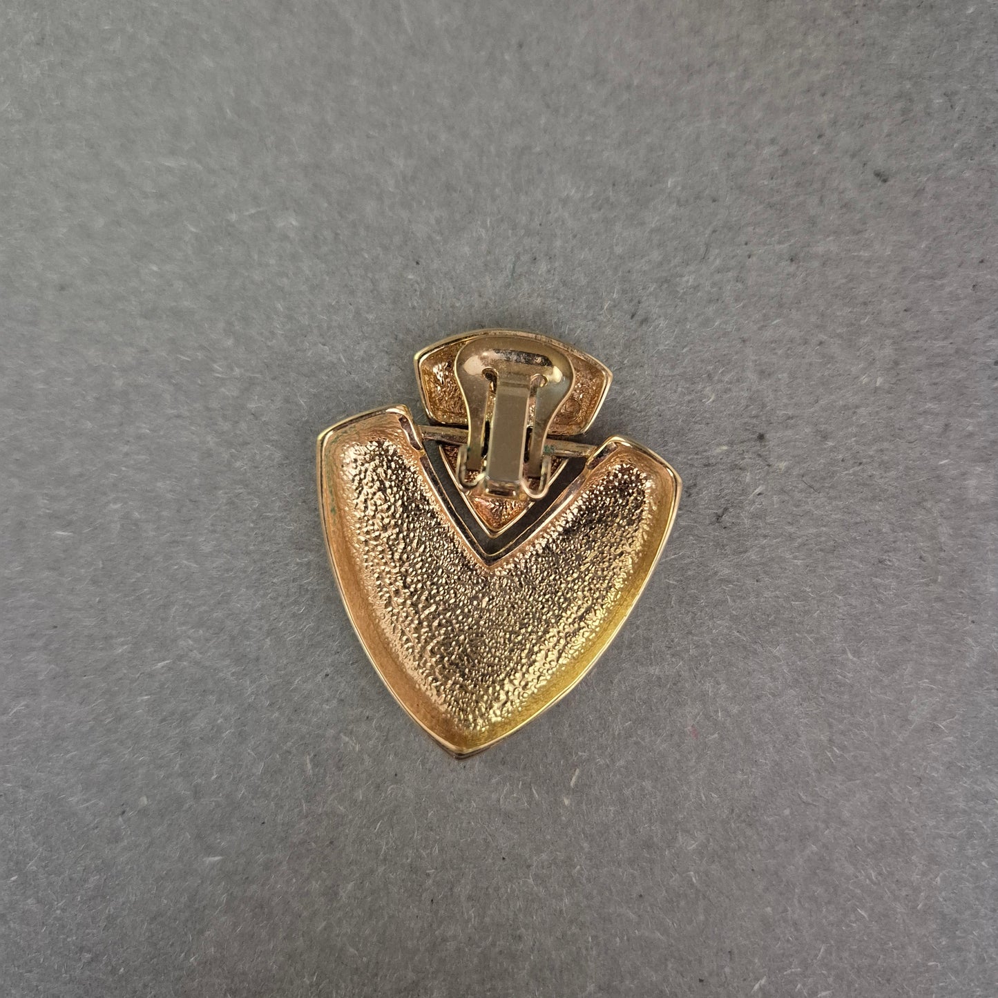 Goldfarbene Vintage-Brosche in Schildform – Eleganz im Retro-Stil